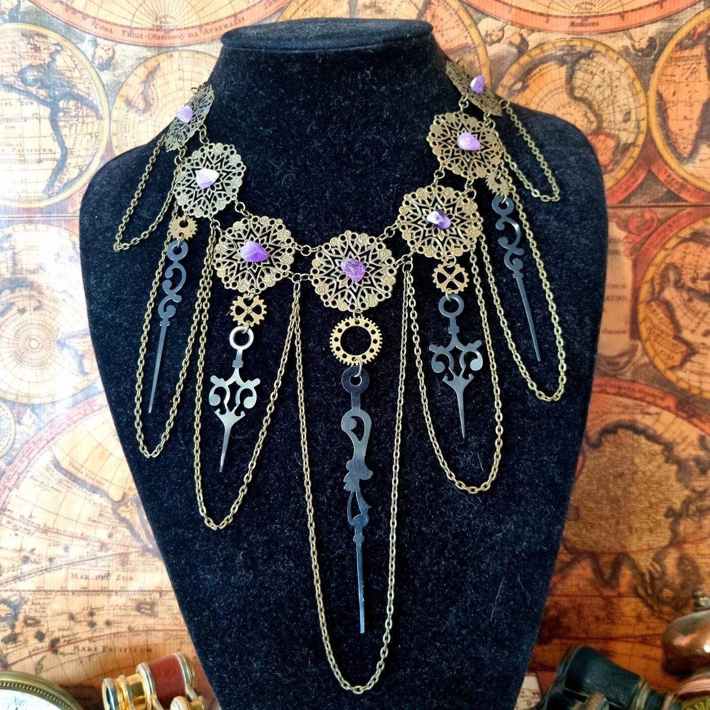 Pandore - Collier plastron Steampunk bronze, rouages, aiguilles d'horloge et améthystes - Les Rouages du Temps