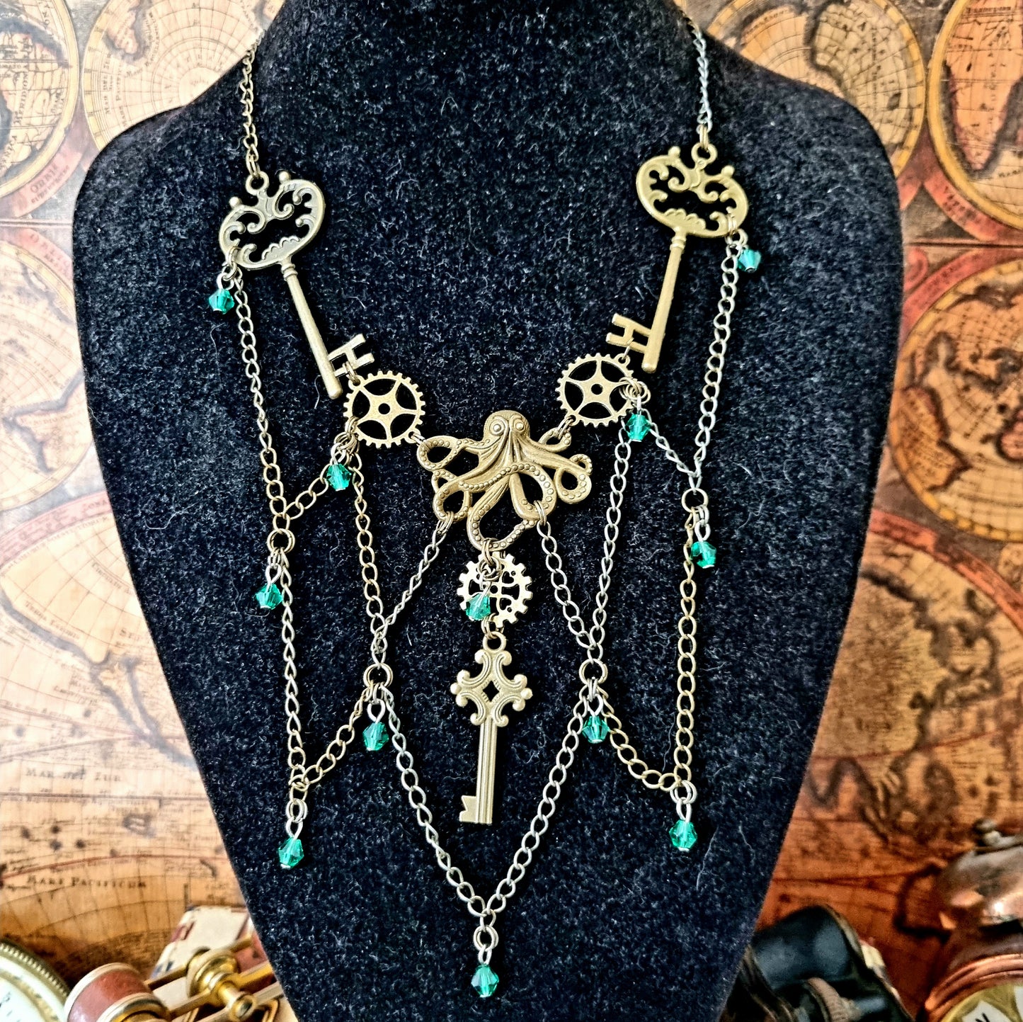 Kanaloa - Collier plastron Steampunk bronze clés, engrenages et pieuvres, perles vertes - Les Rouages du Temps