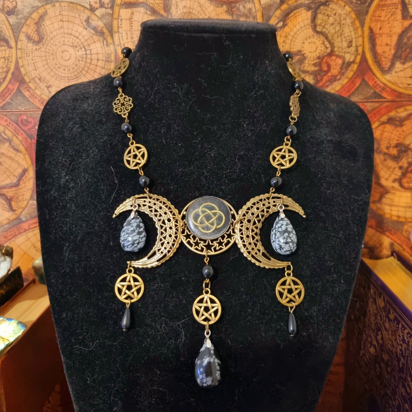 Hécate - collier Wicca bronze, triple lune, pentagrammes, perles noires, obsidiennes flocon de neige - Les Rouages du Temps