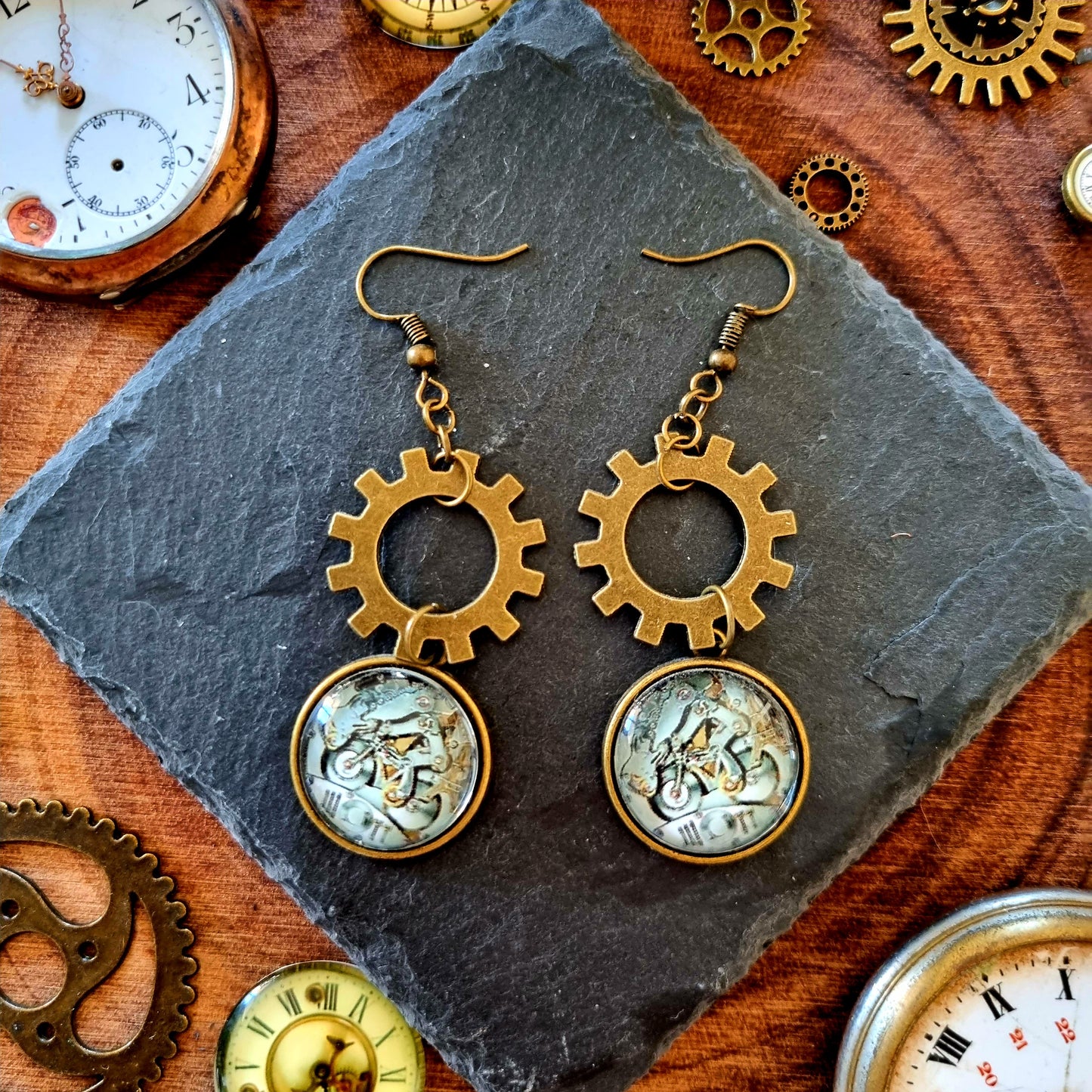 Chronos - Boucles d'oreilles Steampunk engrenages et cabochons mécanismes de montre - Les Rouages du Temps