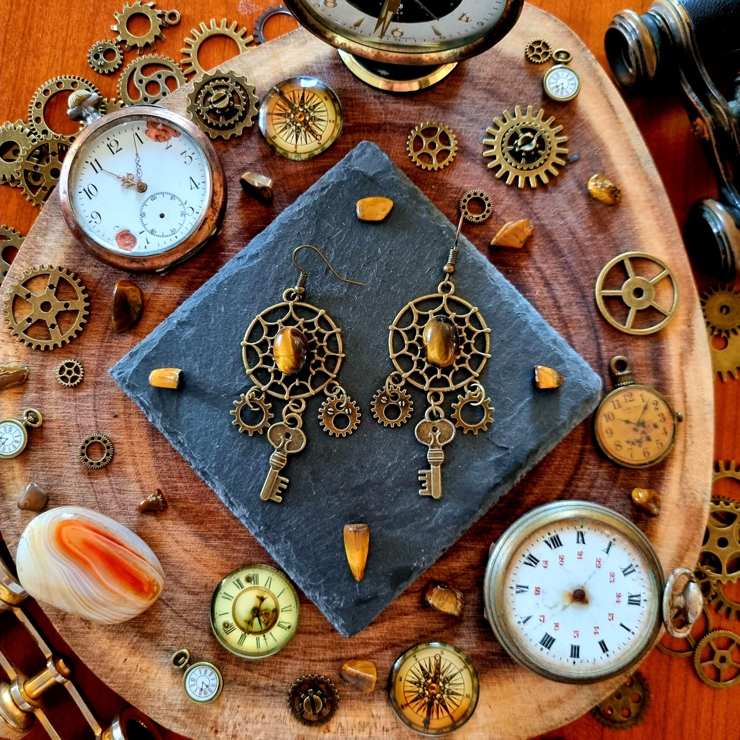 Morphée - Boucles d'oreilles Steampunk bronze attrape-rêve, rouages et clefs, pierre oeil de tigre - Les Rouages du Temps