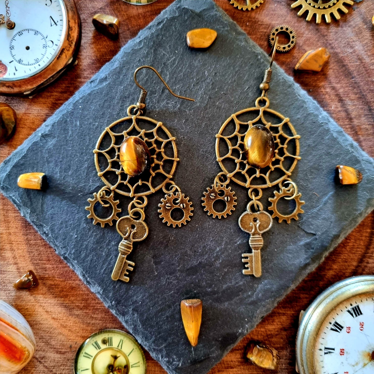 Morphée - Boucles d'oreilles Steampunk bronze attrape-rêve, rouages et clefs, pierre oeil de tigre - Les Rouages du Temps