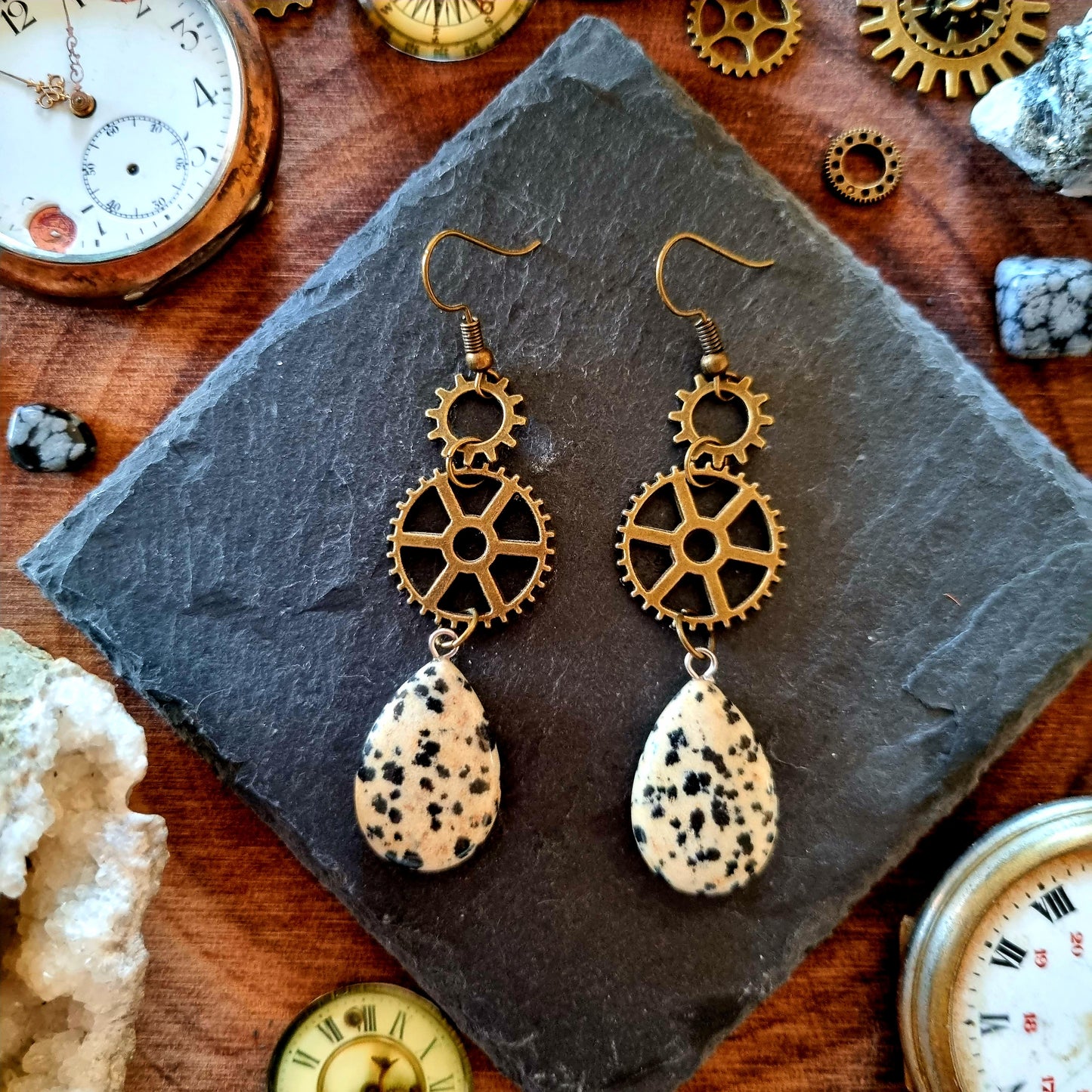 Hephaïstos - Boucles d'oreilles Steampunk engrenages bronze et pierres de jaspe dalmatien - Les Rouages du Temps