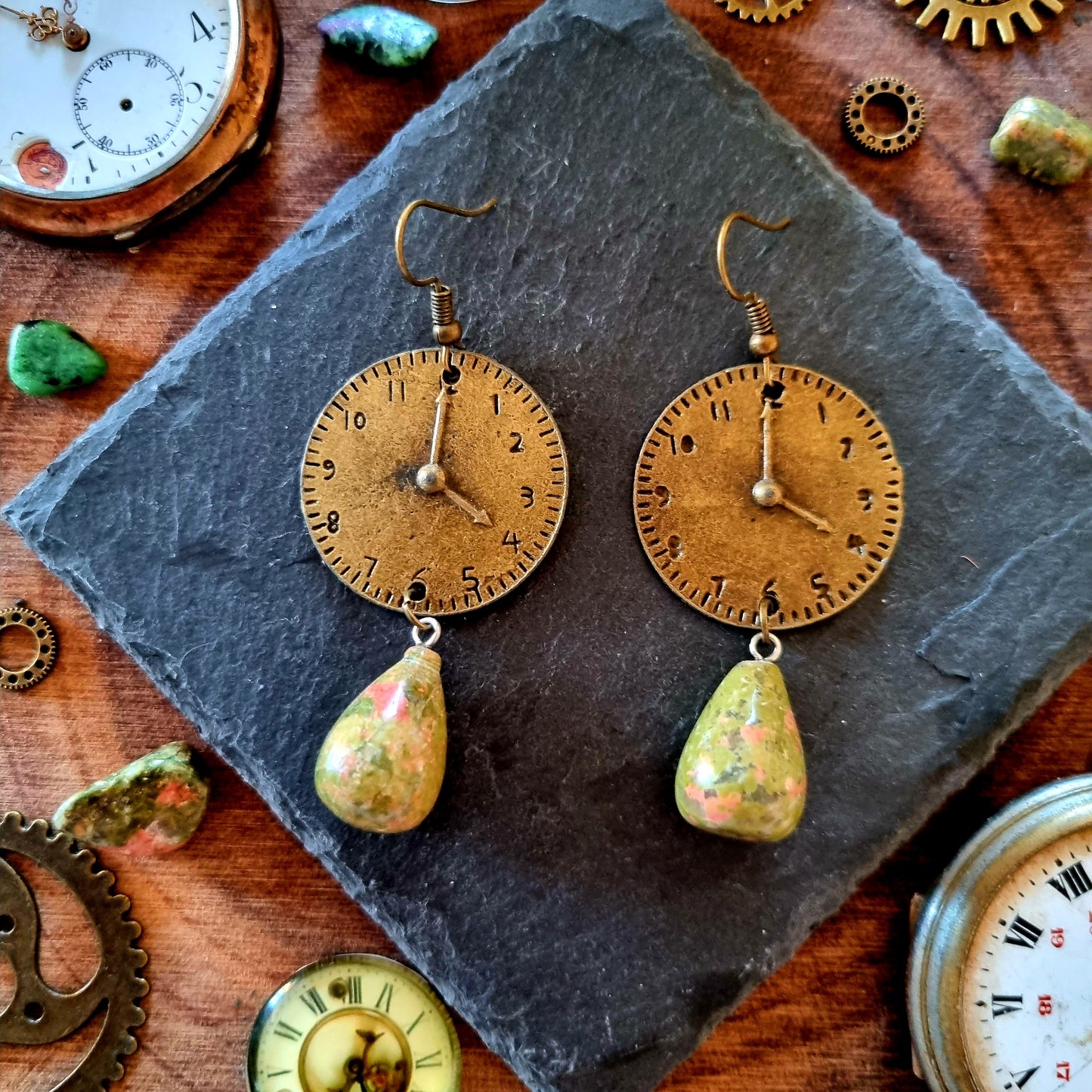 Chronos - Boucles d'oreilles horloge - montre bronze, pierres d'Unakite - Les Rouages du Temps