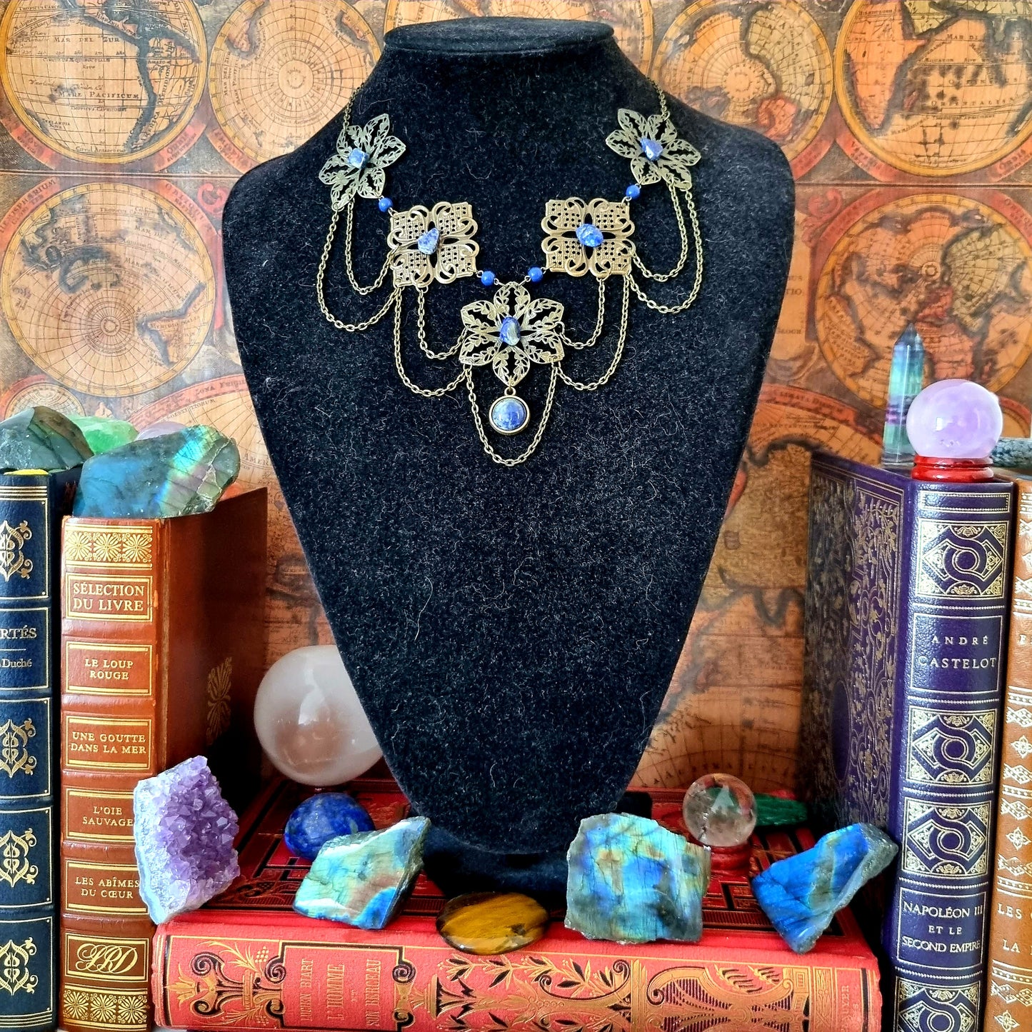 Guenièvre - Collier Wicca Collier médiéval filigrane bronze, fleurs, chaînes, perles bleues et pierres de lapis lazuli - Les Rouages du Temps