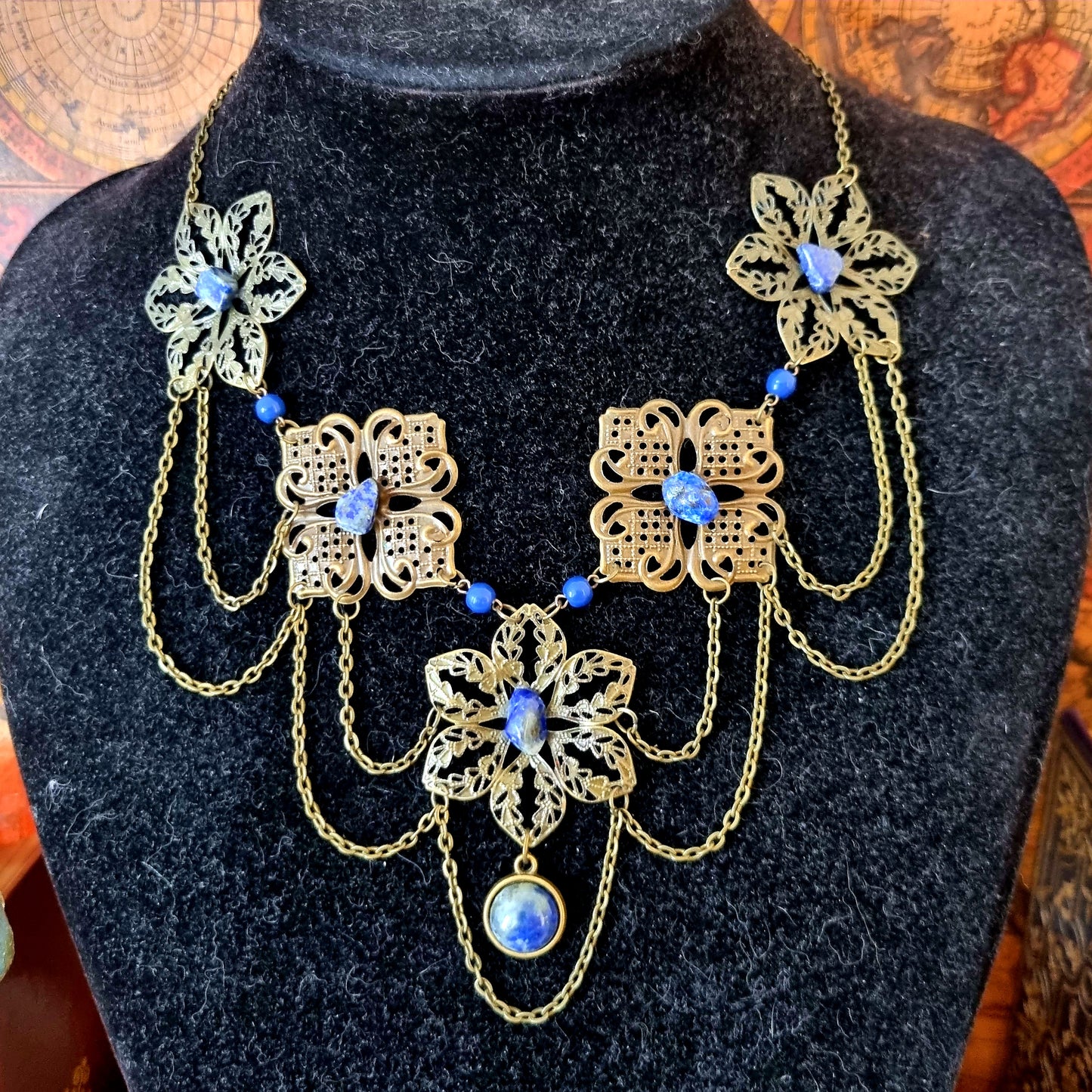 Guenièvre - Collier Wicca Collier médiéval filigrane bronze, fleurs, chaînes, perles bleues et pierres de lapis lazuli - Les Rouages du Temps