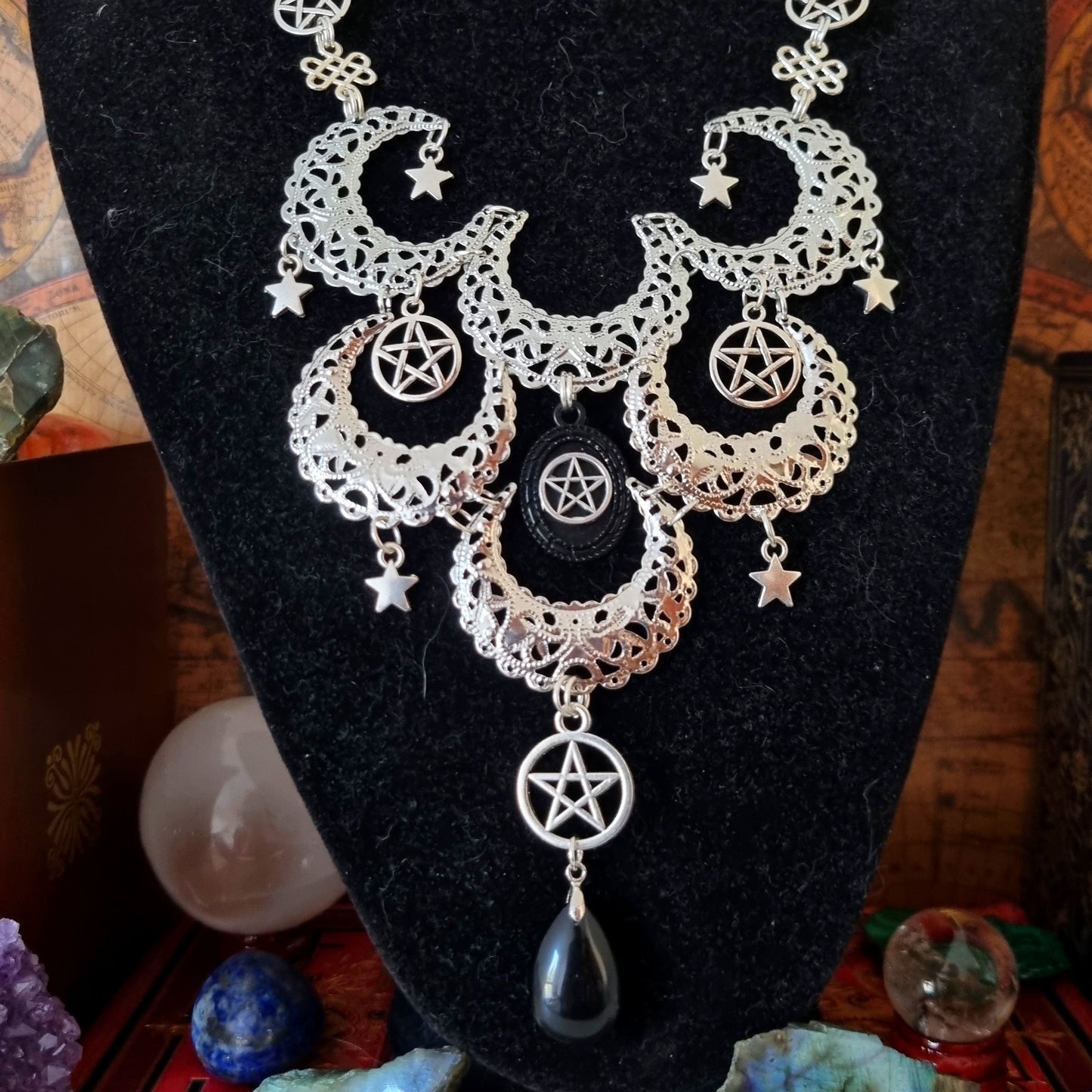 Nyx  - Collier plastron Wicca argenté, lunes, noeuds celtiques, étoiles et pentagrammes, pierre d'obsidienne - Les Rouages du Temps