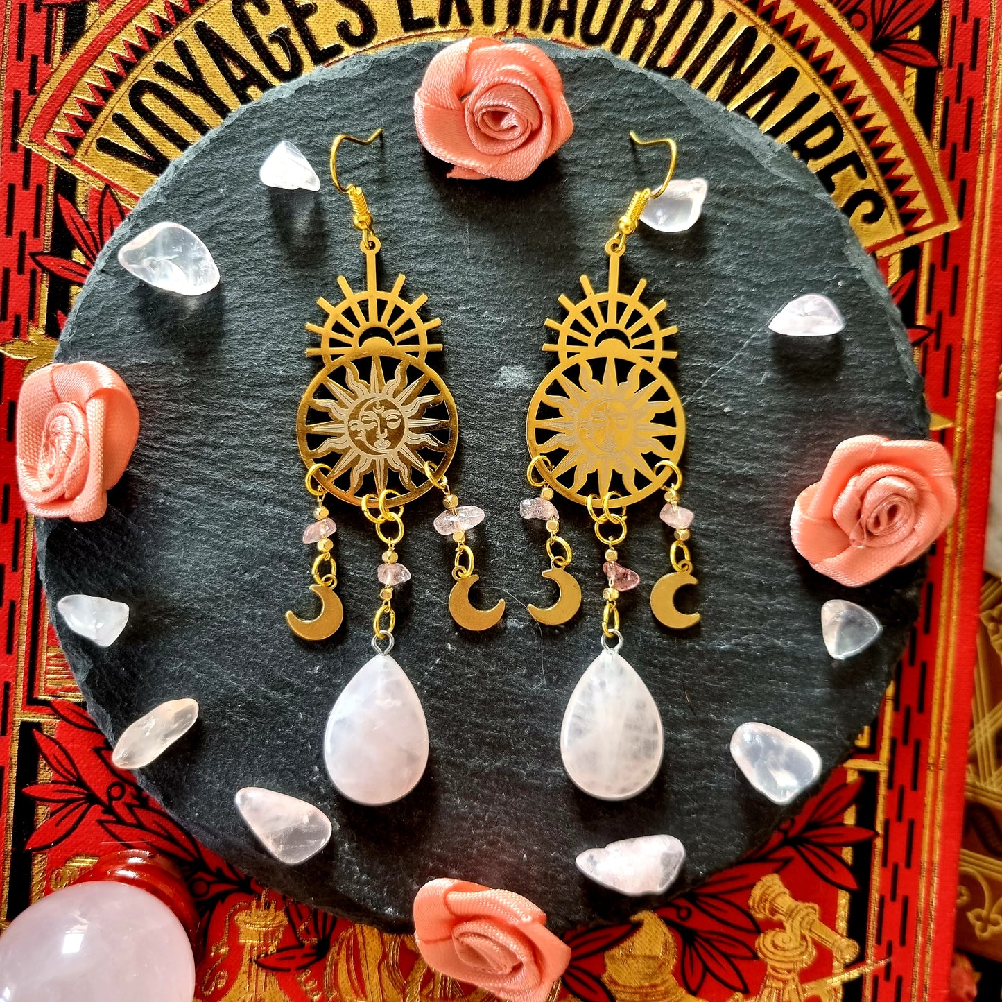 Éos - Boucles d'oreilles Wicca dorées en acier inoxydable et laiton, soleil et lunes, pierres de quartz rose - Les Rouages du Temps