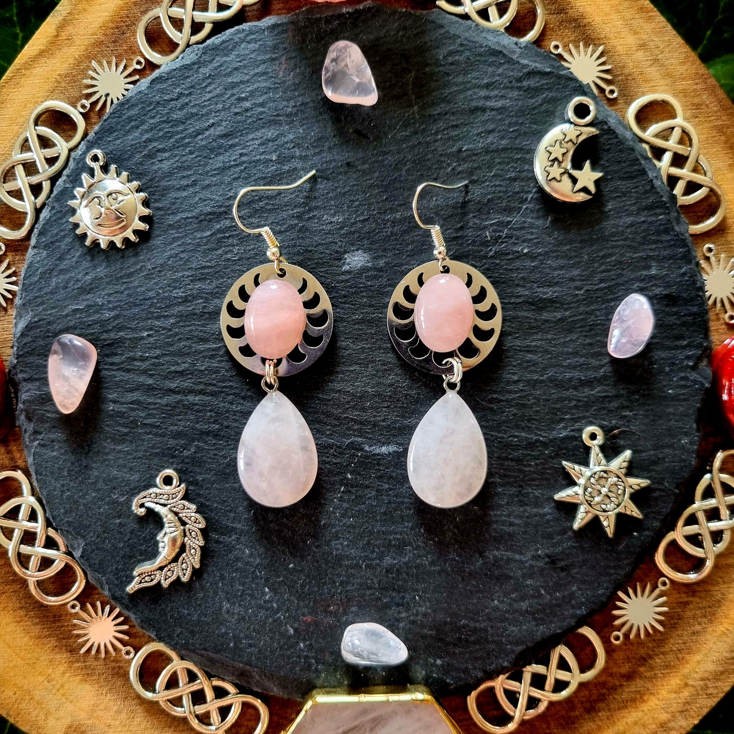 Artémis - boucles d'oreilles Wicca argentées acier inoxydable, phases de la lune et pierres de quartz rose - Les Rouages du Temps
