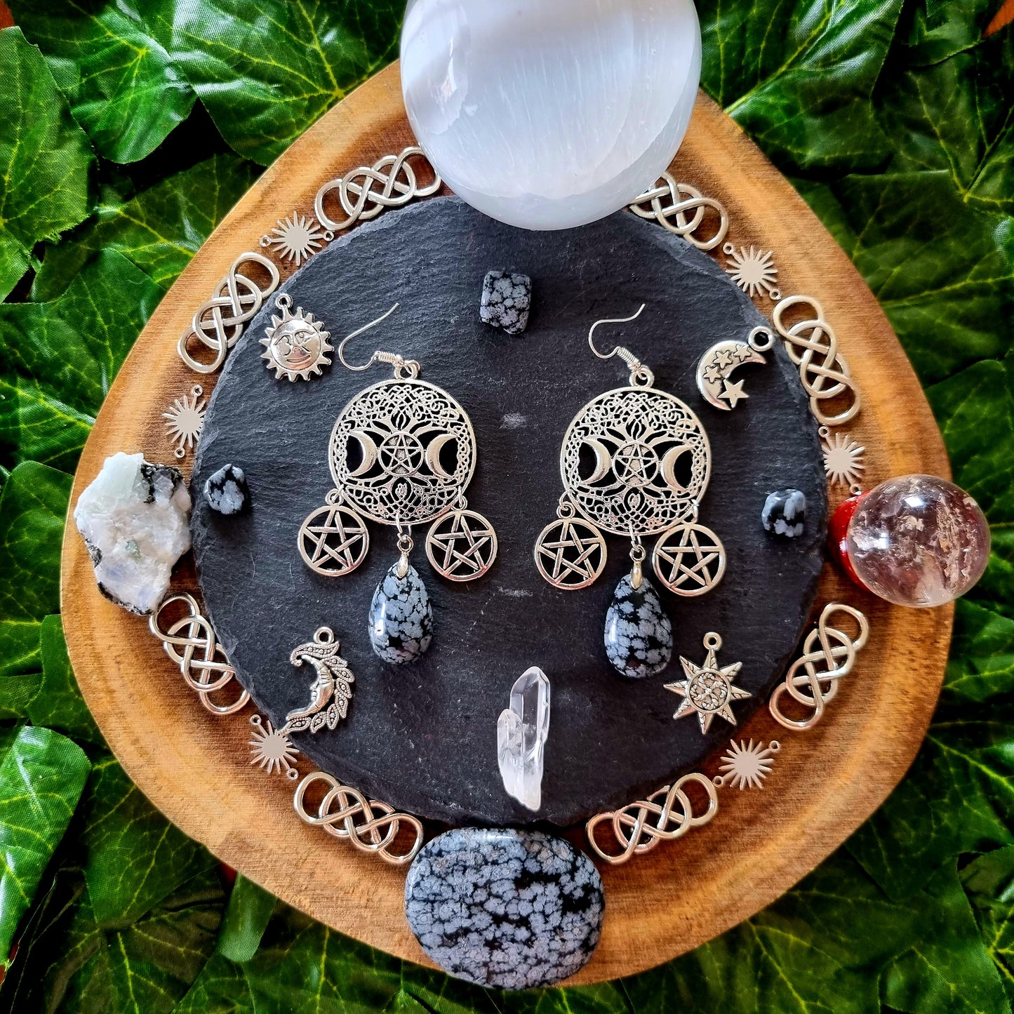 Hécate - Boucles d'oreilles Wicca - Celtique argentées, triple lunes et pentagrammes, pierres obsidienne flocon de neige - Les Rouages du Temps
