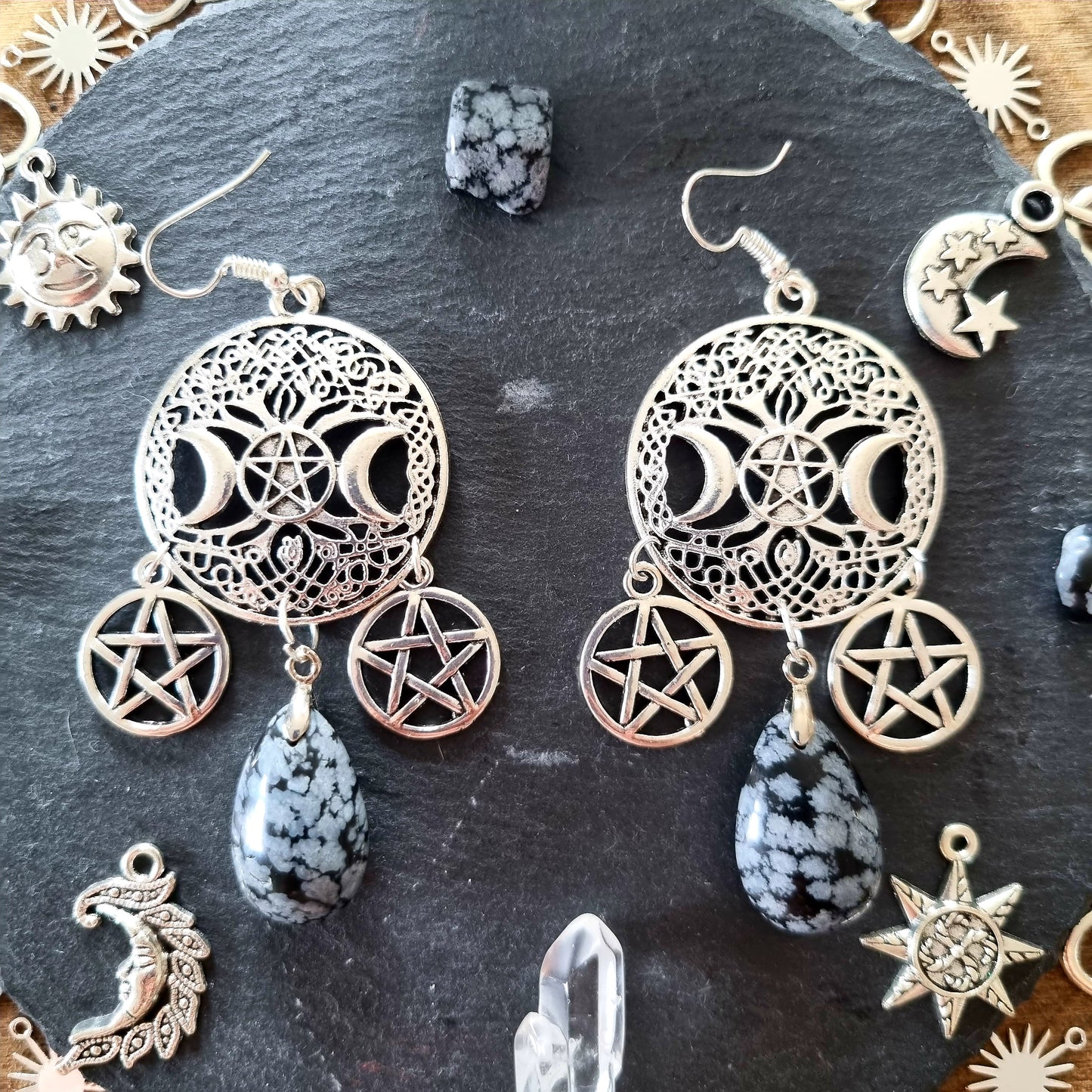 Hécate - Boucles d'oreilles Wicca - Celtique argentées, triple lunes et pentagrammes, pierres obsidienne flocon de neige - Les Rouages du Temps