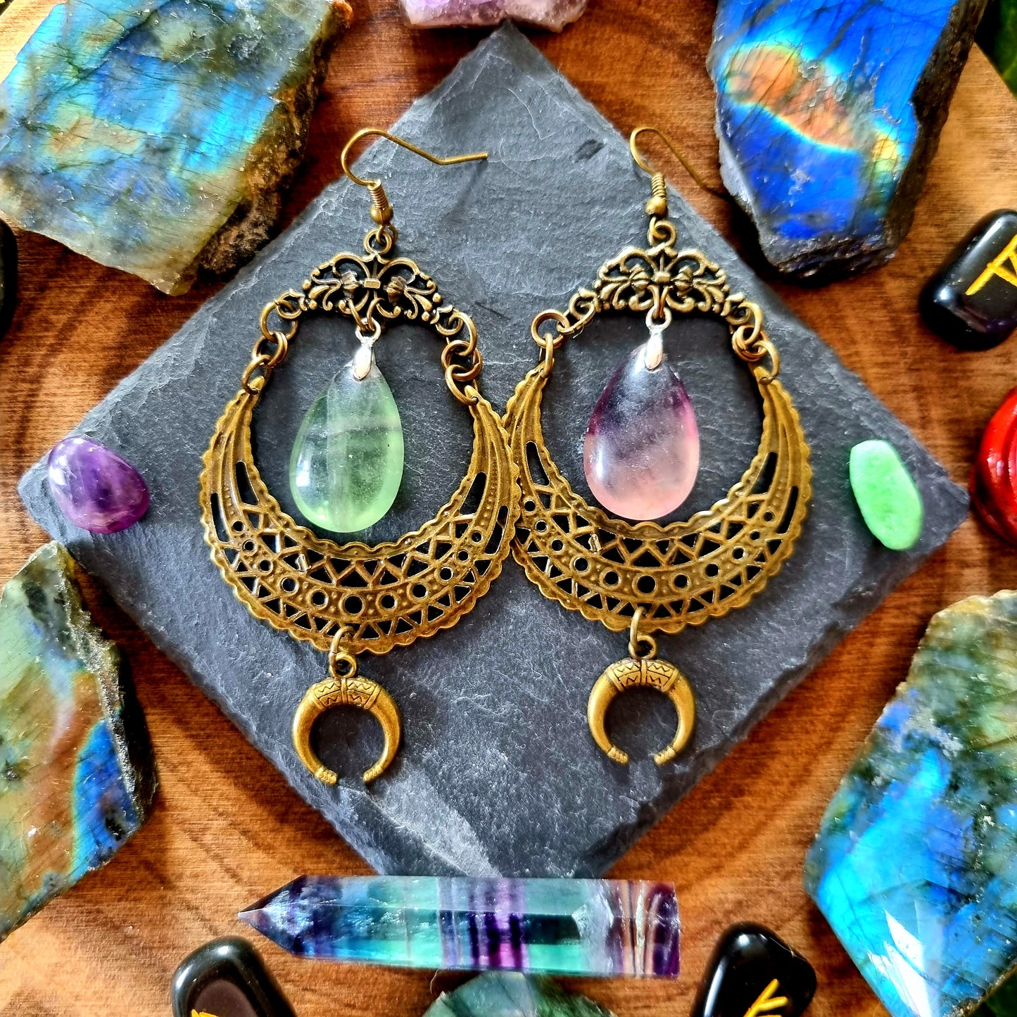 Máni - Boucles d'oreilles univers Viking - Wicca - Celtique couleur bronze, lunes, torque et pierres de fluorite - Les Rouages du Temps