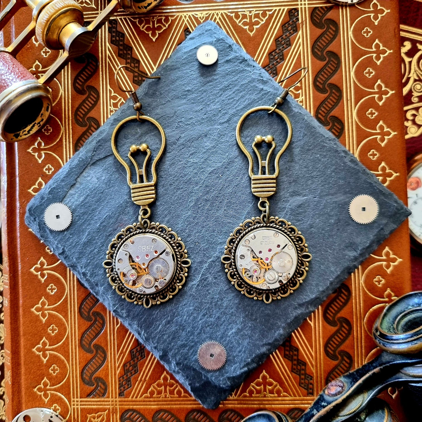 Athéna - Boucles d'oreilles Steampunk couleur bronze, ampoules et mécanismes / mouvements de montre - Les Rouages du Temps