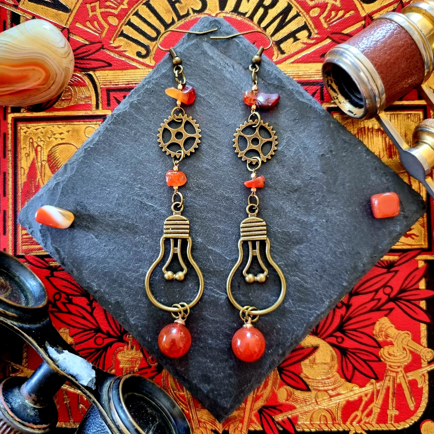 Athéna - Boucles d'oreilles Steampunk bronze, ampoules, engrenages et pierres de cornaline - Les Rouages du Temps