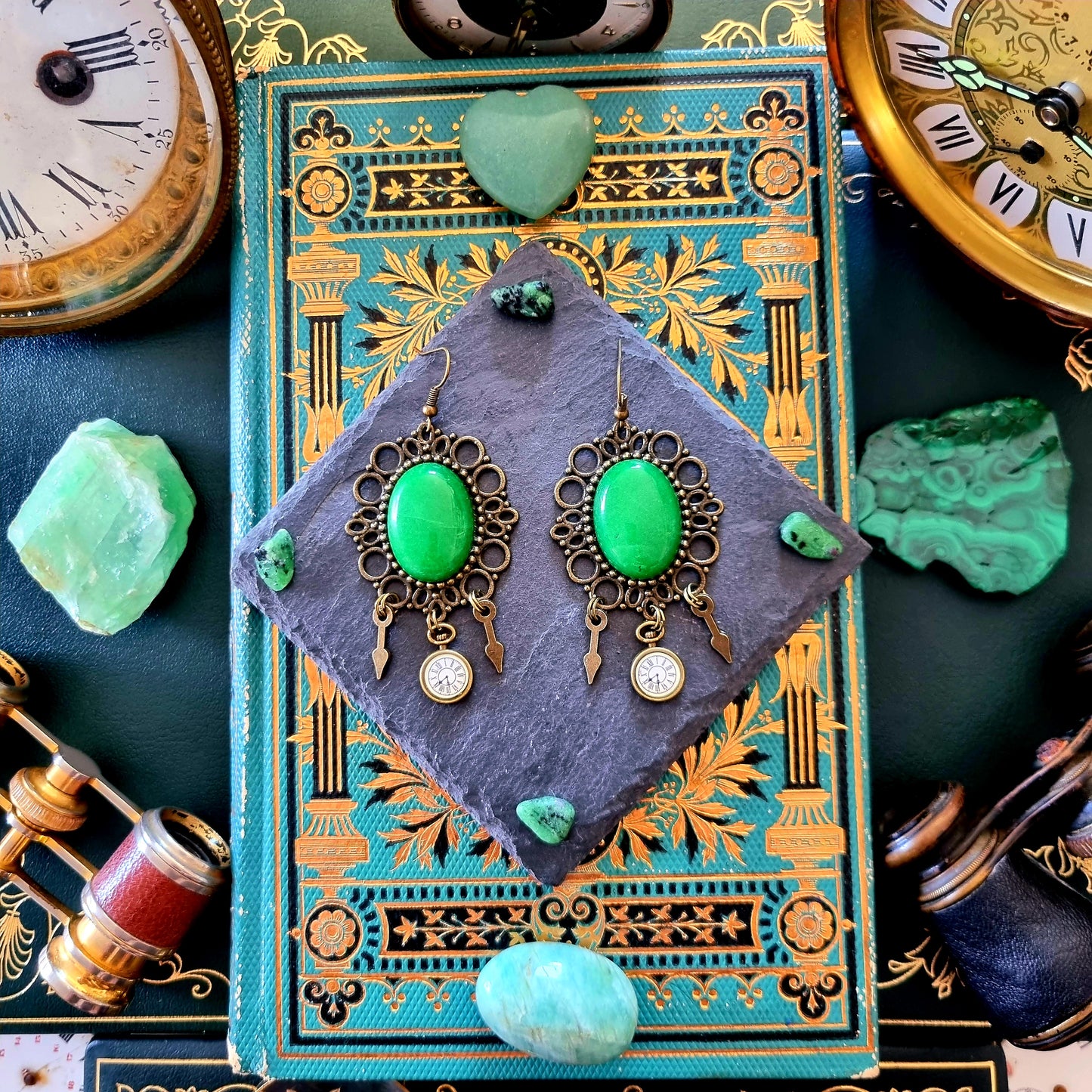 Chronos - Boucles d'oreilles Steampunk bronze, breloques montre gousset et pierres de jade - Les Rouages du Temps