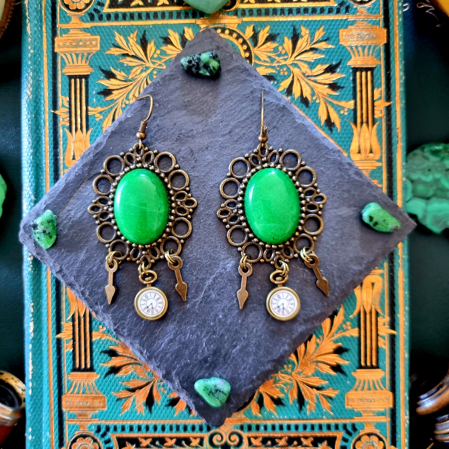 Chronos - Boucles d'oreilles Steampunk bronze, breloques montre gousset et pierres de jade - Les Rouages du Temps