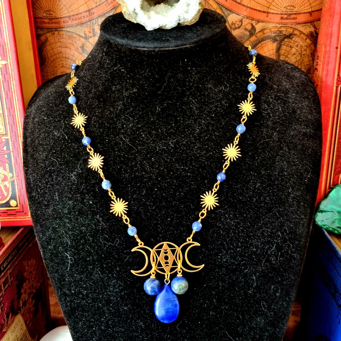 Séléné - Collier Wicca triple lune et étoiles acier inoxydable doré, pierres de sodalite et de lapis lazuli - Les Rouages du Temps