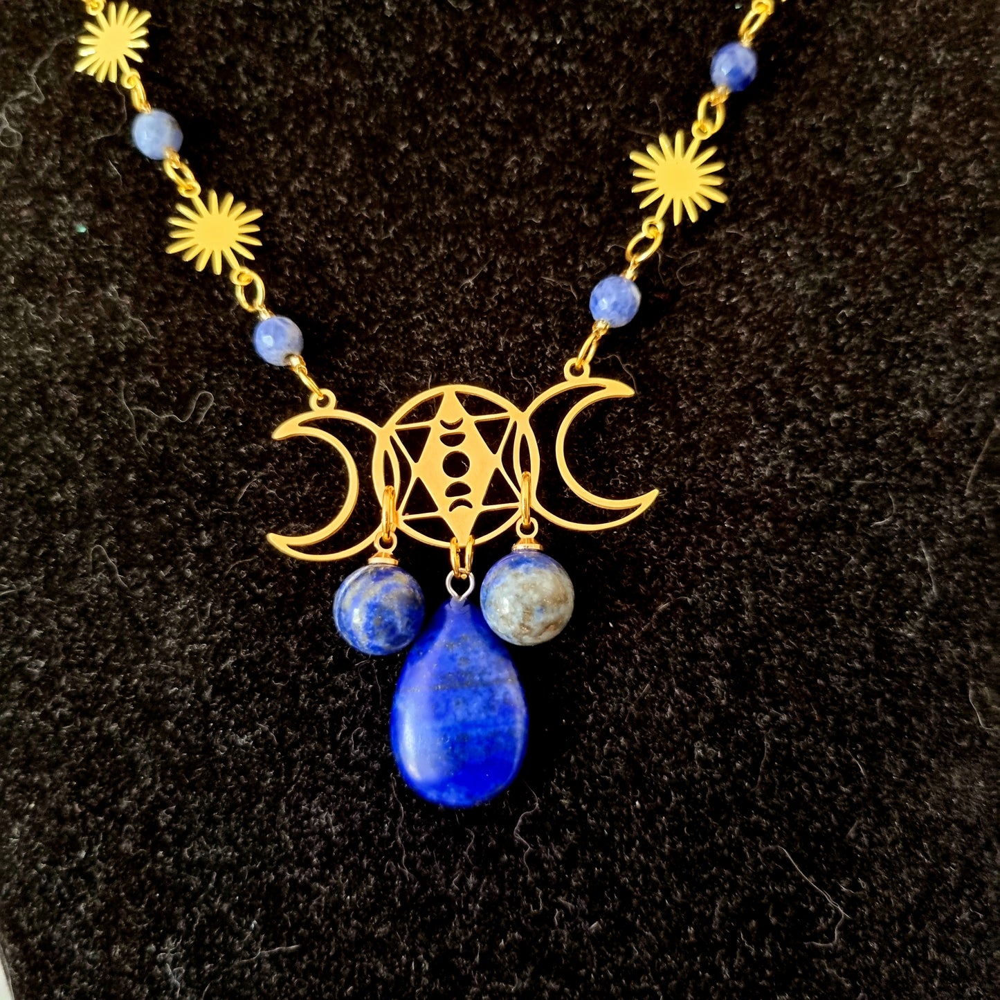 Séléné - Collier Wicca triple lune et étoiles acier inoxydable doré, pierres de sodalite et de lapis lazuli - Les Rouages du Temps