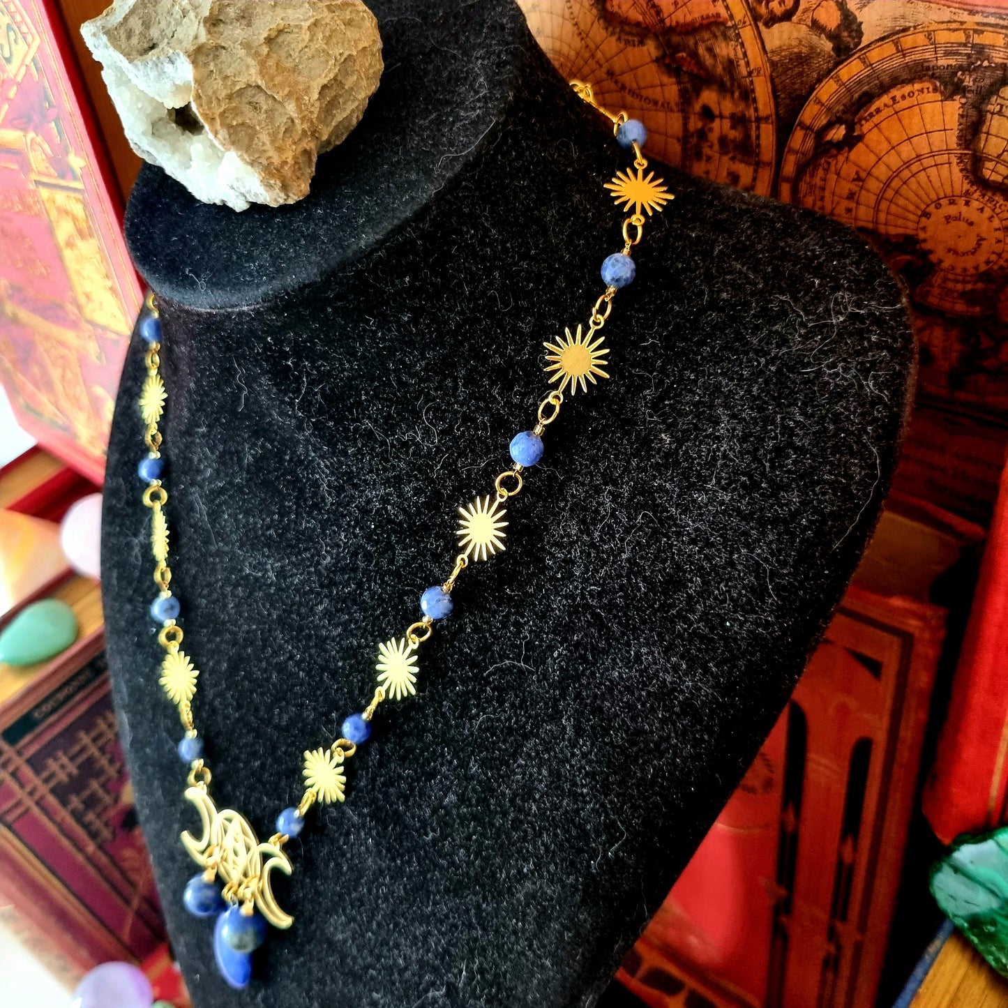 Séléné - Collier Wicca triple lune et étoiles acier inoxydable doré, pierres de sodalite et de lapis lazuli - Les Rouages du Temps