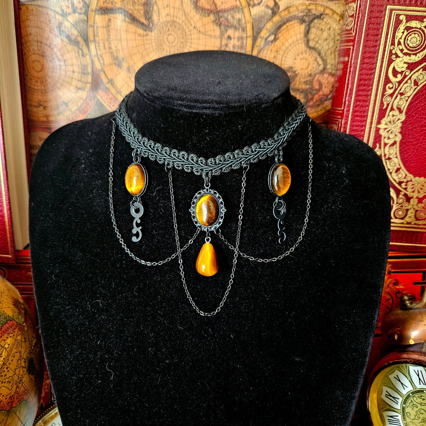 Sehkmet - Collier ras de cou Steampunk noir, aiguilles d'horloge et pierres d'oeil de tigre - Les Rouages du Temps