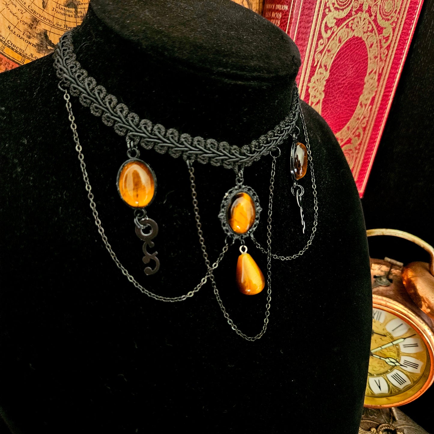 Sehkmet - Collier ras de cou Steampunk noir, aiguilles d'horloge et pierres d'oeil de tigre - Les Rouages du Temps