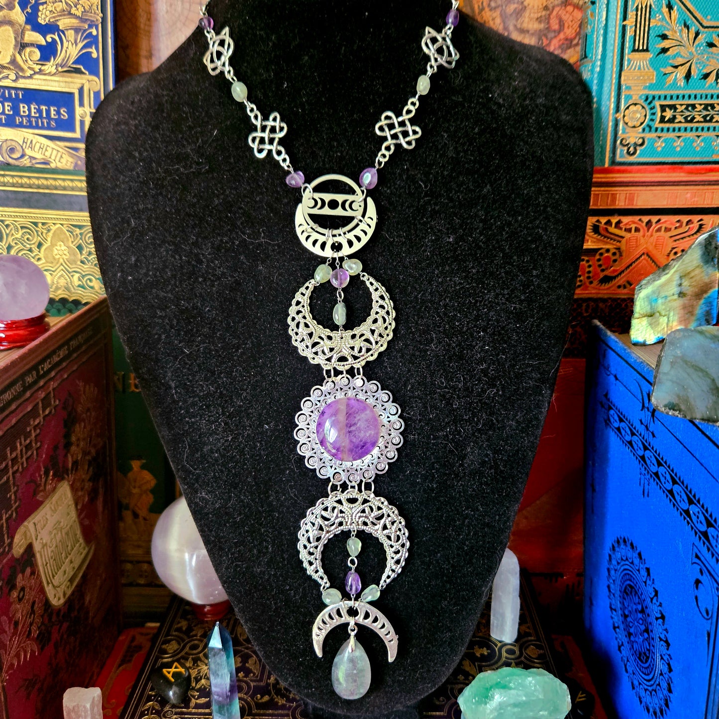 Hécate - Collier Wicca phases de la lune argenté, noeuds celtiques, pierres de fluorite, d'améthyste et de phrénite - Les Rouages du Temps