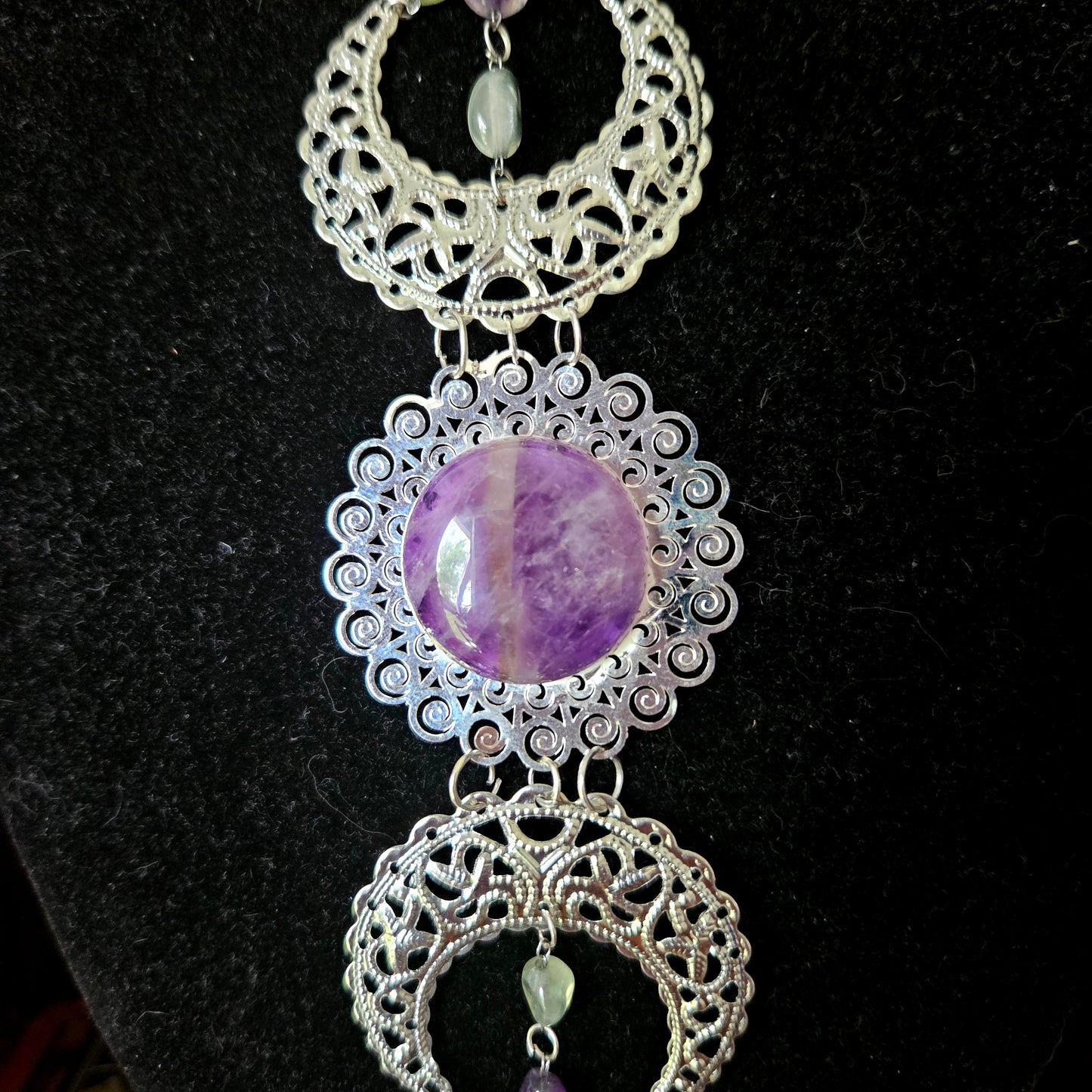 Hécate - Collier Wicca phases de la lune argenté, noeuds celtiques, pierres de fluorite, d'améthyste et de phrénite - Les Rouages du Temps