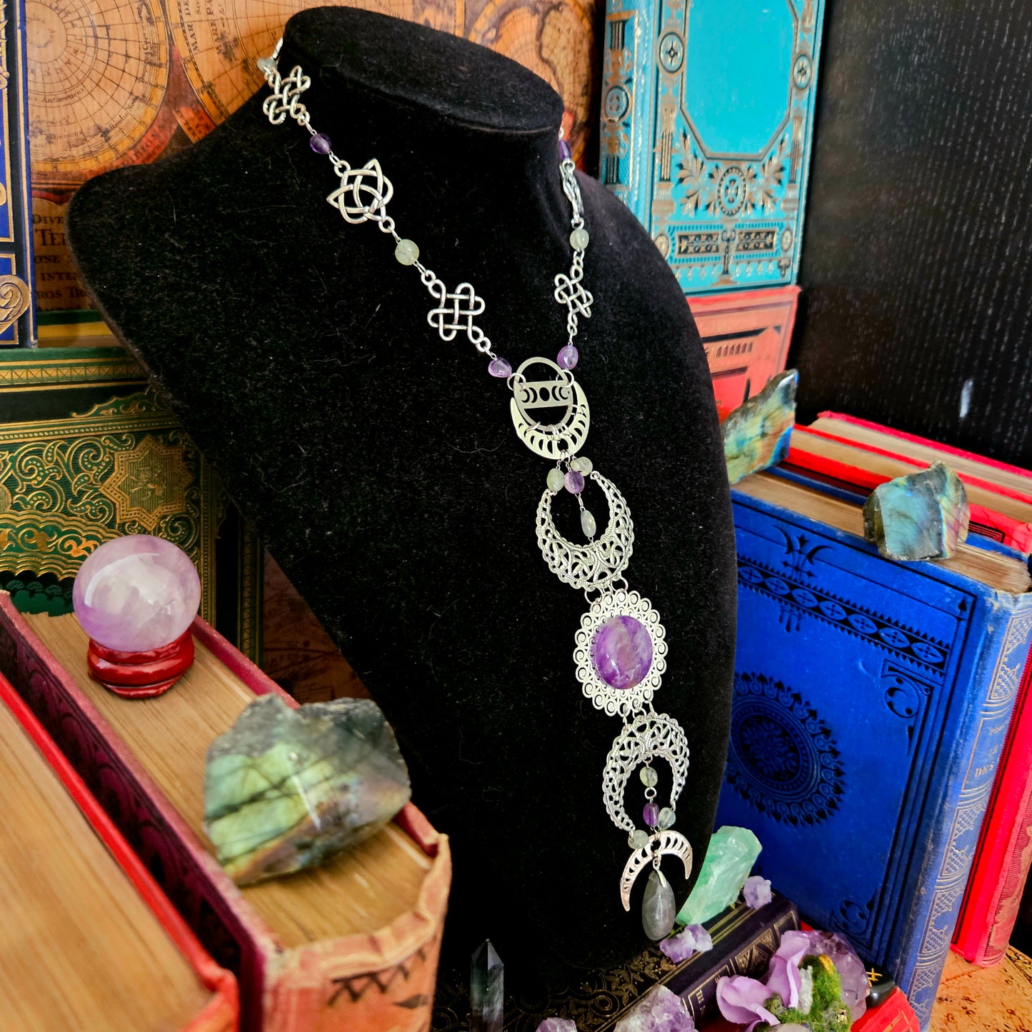 Hécate - Collier Wicca phases de la lune argenté, noeuds celtiques, pierres de fluorite, d'améthyste et de phrénite - Les Rouages du Temps