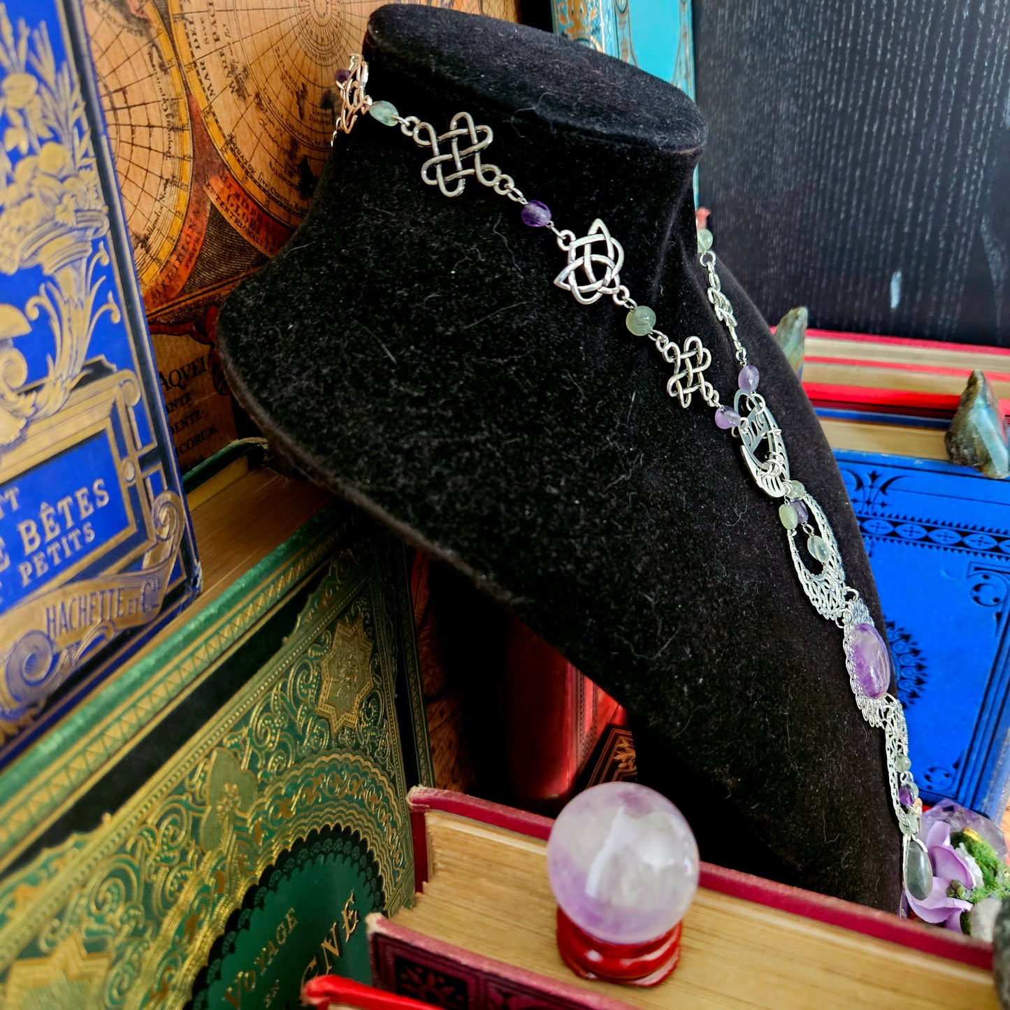 Hécate - Collier Wicca phases de la lune argenté, noeuds celtiques, pierres de fluorite, d'améthyste et de phrénite - Les Rouages du Temps