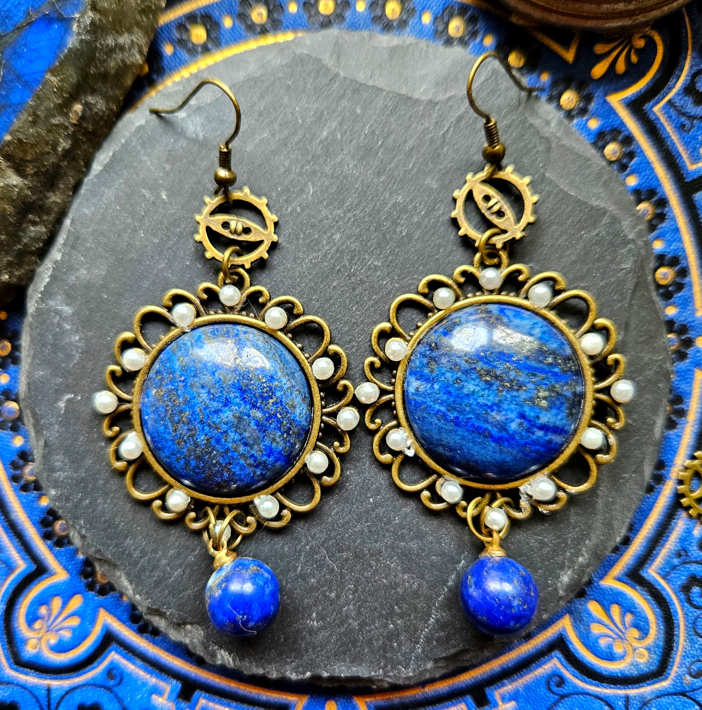 Nautilus - boucles d'oreilles Steampunk bronze perles rouages et pierres de lapis lazuli - Les Rouages du Temps