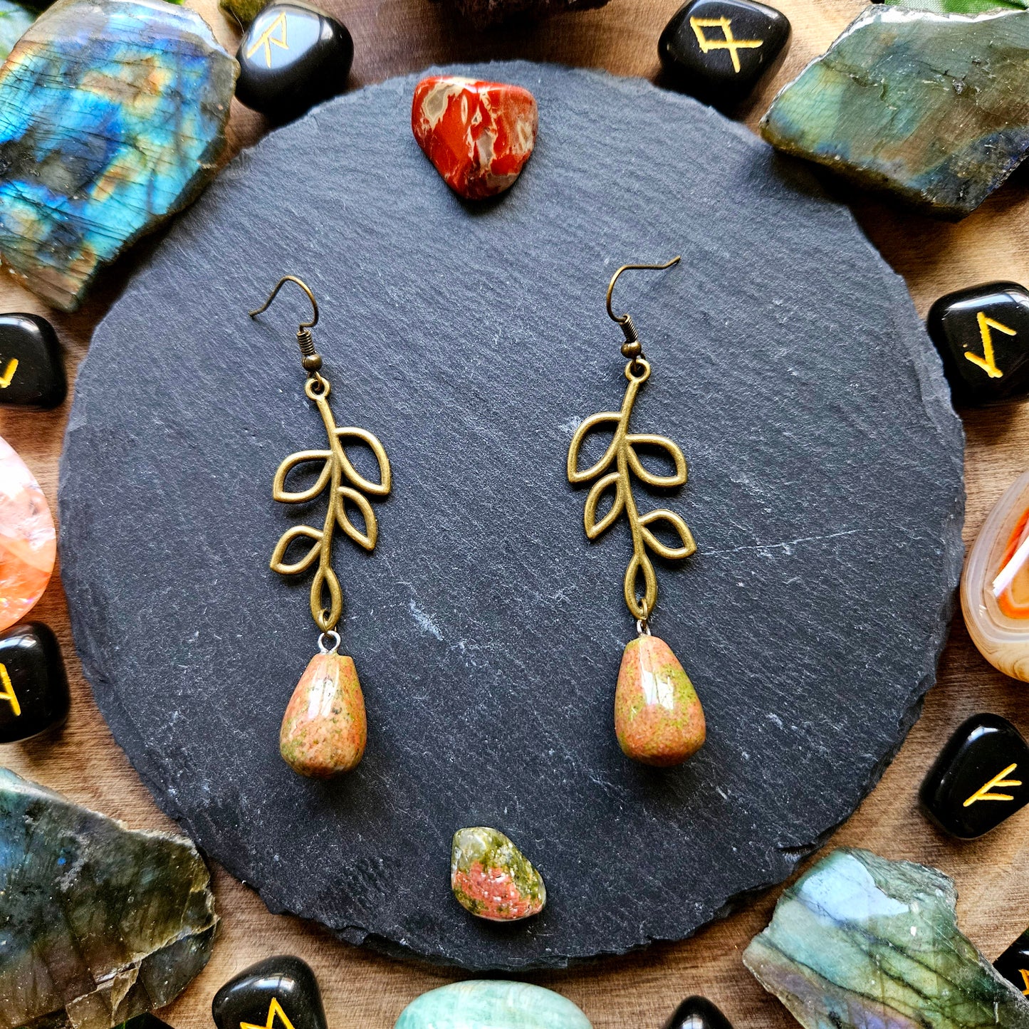 Gaïa - Boucles d'oreilles branches feuilles bronze et pierres d'Unakite - Les Rouages du Temps