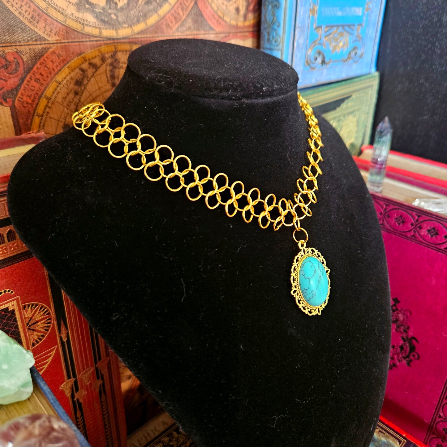 Perceval - Collier ras de cou médiéval cotte de maille cuivre, pierre hawlite teintée