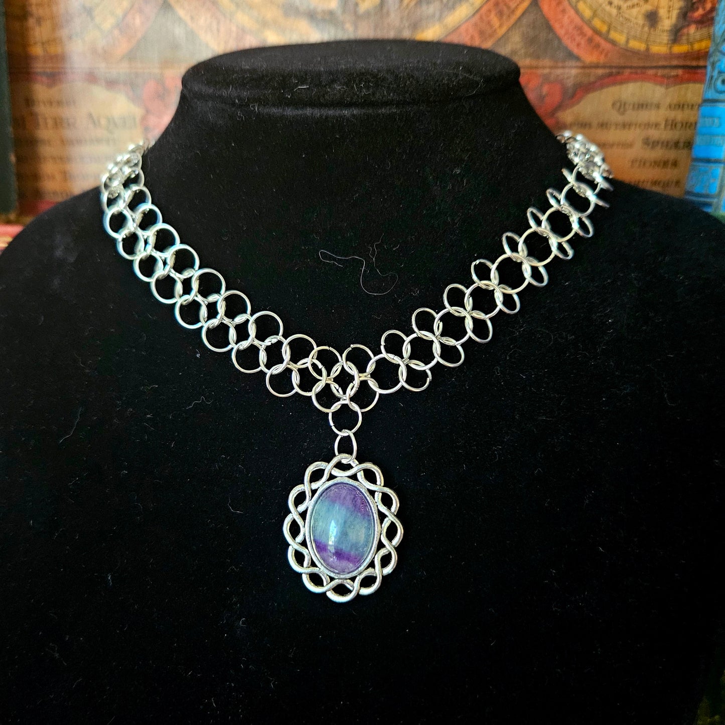 Perceval - Collier ras de cou médiéval cotte de maille argentée, pierre de fluorite