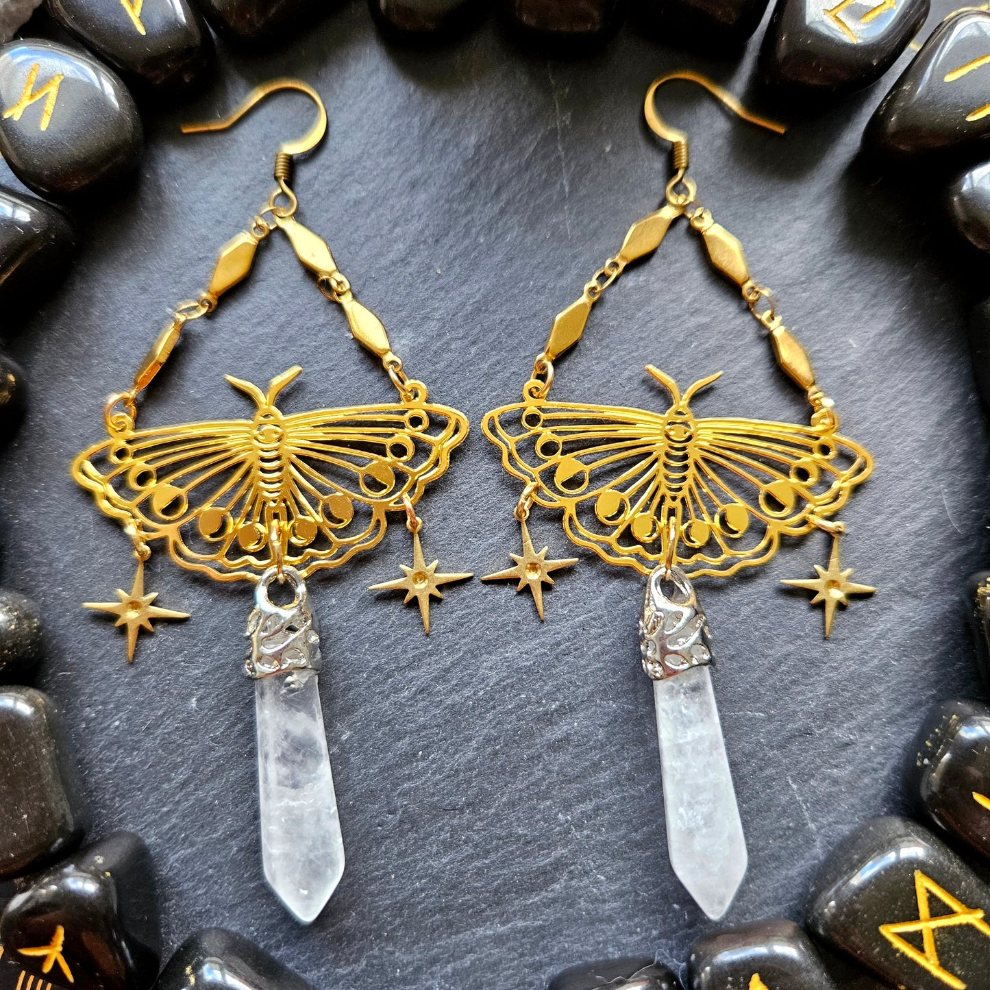 Titania - Boucles d'oreilles univers féérique acier inoxydable et laiton, papillons avec phases de la lune, étoiles, pierres de quartz - Les Rouages du Temps