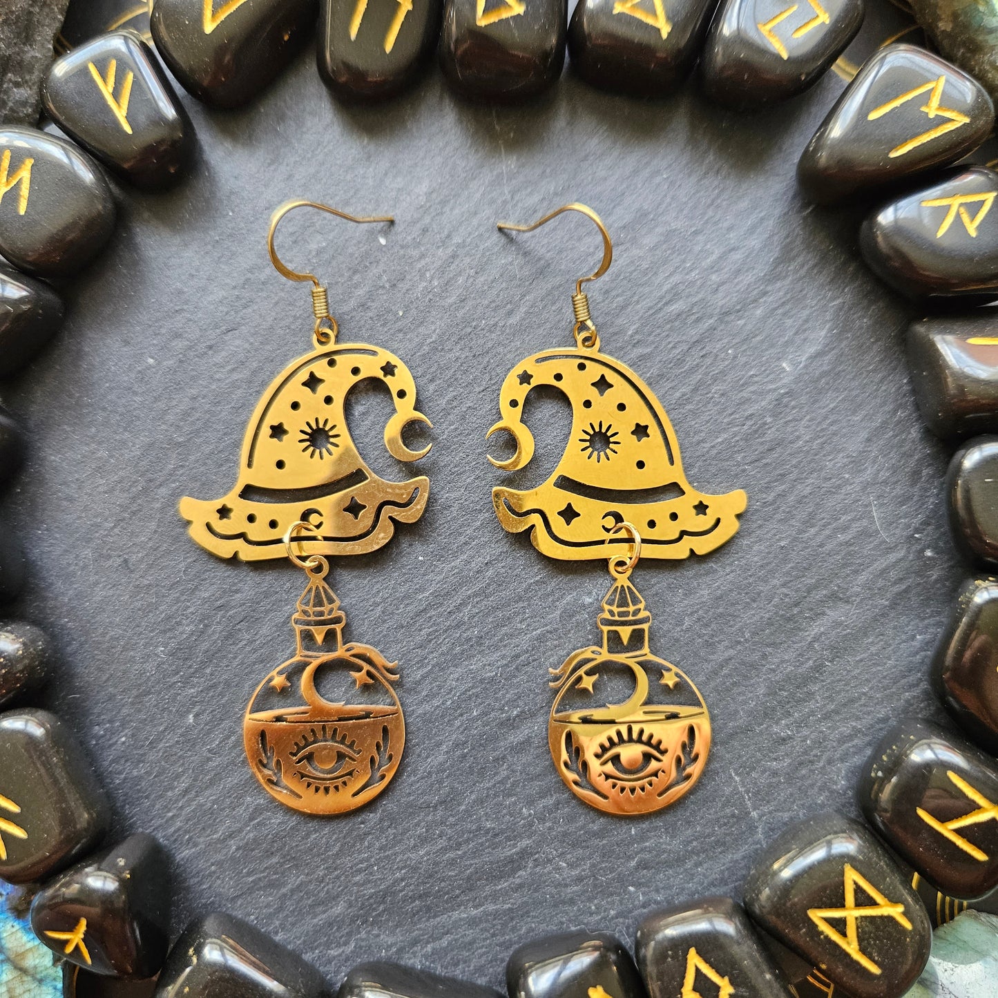 Circé - Boucles d'oreilles Wicca acier inoxydable doré et breloques chapeaux de sorcière et potions magiques - Les Rouages du Temps