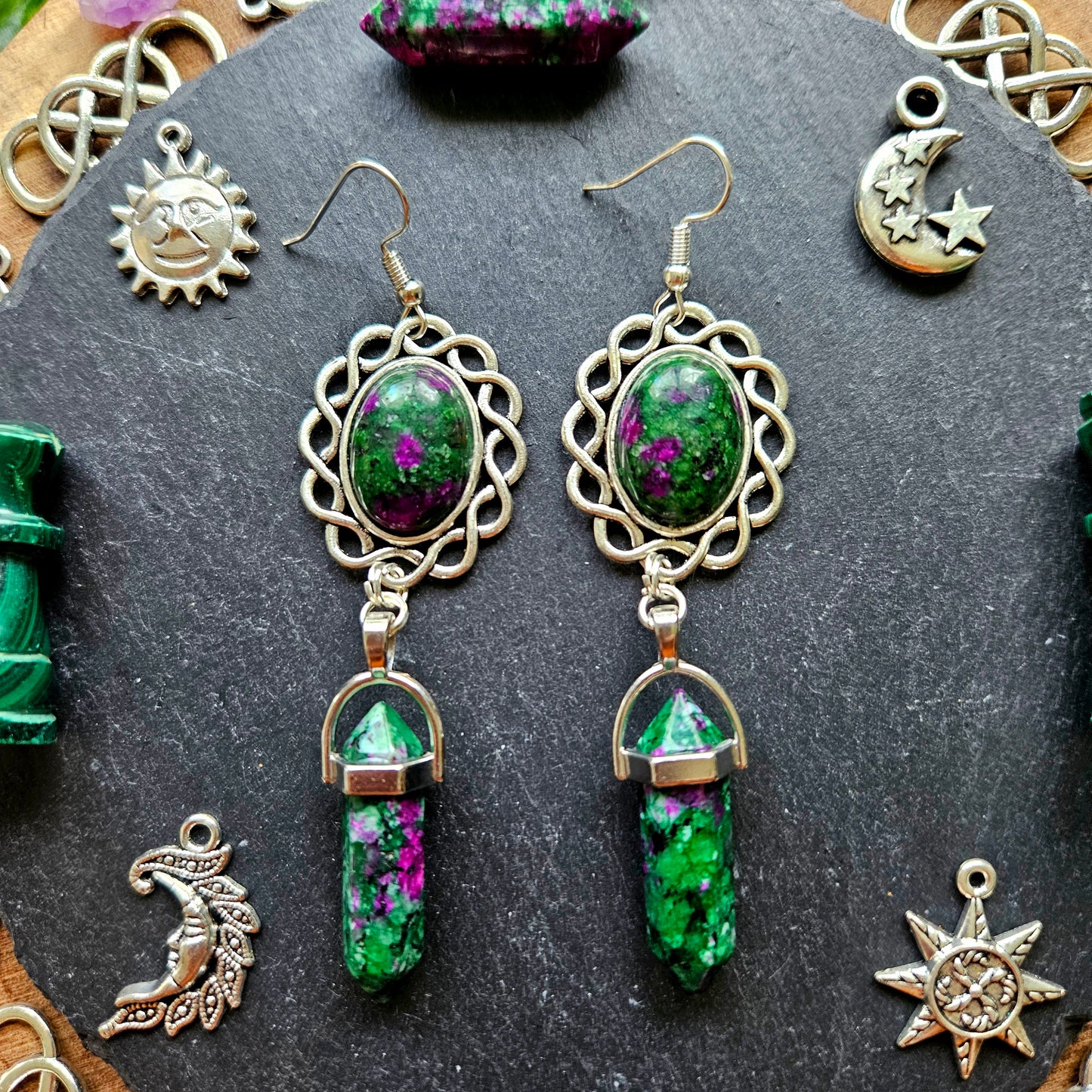 Gaïa - Boucles d'oreilles univers féérique - fantasy argentées, pierres de rubis zoïsite / anyolite - Les Rouages du Temps