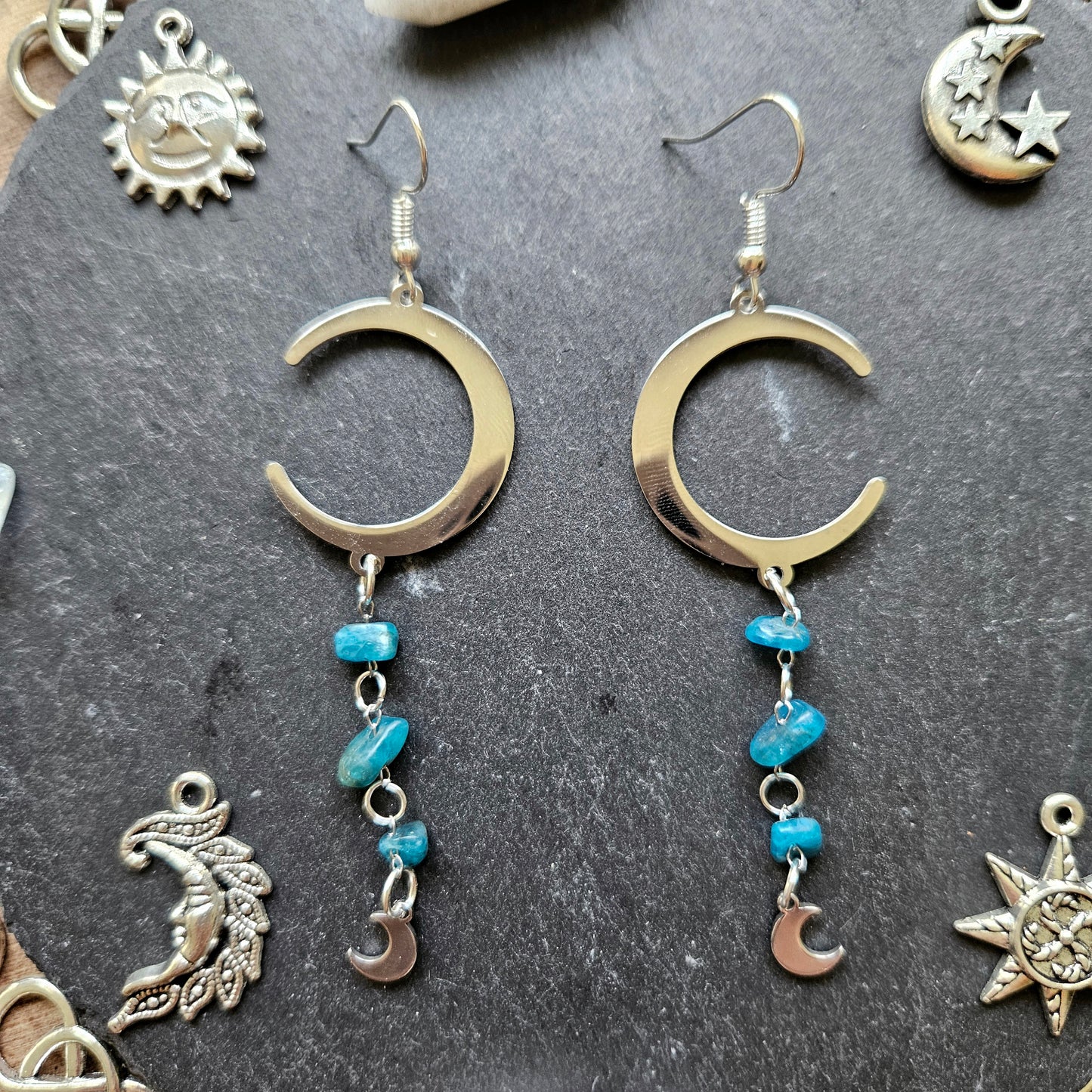 Séléné - Boucles d'oreilles Wicca lunes acier inoxydable argenté et pierres d'apatite - Les Rouages du Temps