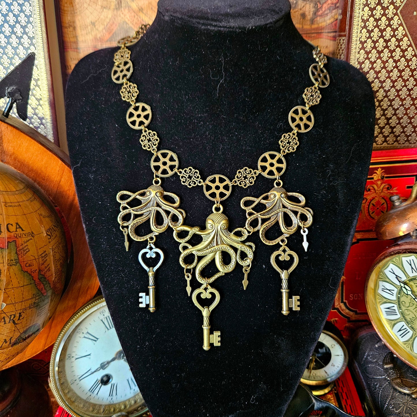 Kanaloa - Collier plastron Steampunk bronze clés, rouages, pieuvres, aiguilles d'horloge - Les Rouages du Temps