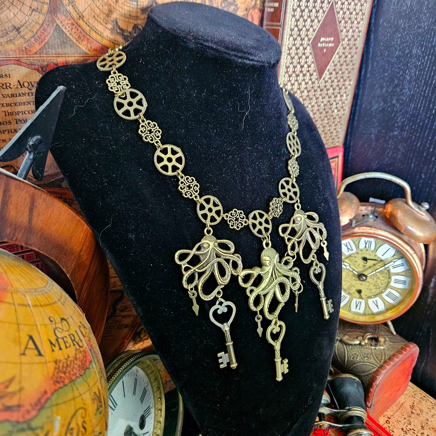 Kanaloa - Collier plastron Steampunk bronze clés, rouages, pieuvres, aiguilles d'horloge - Les Rouages du Temps