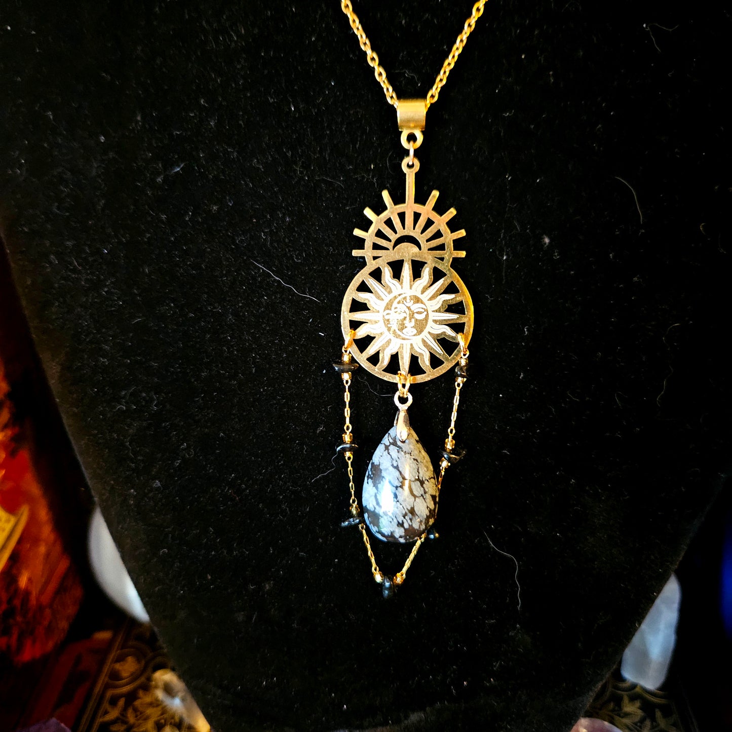 Éos - Collier ésotérique acier inoxydable pendentif soleil et pierres d'obsidienne flocon de neige