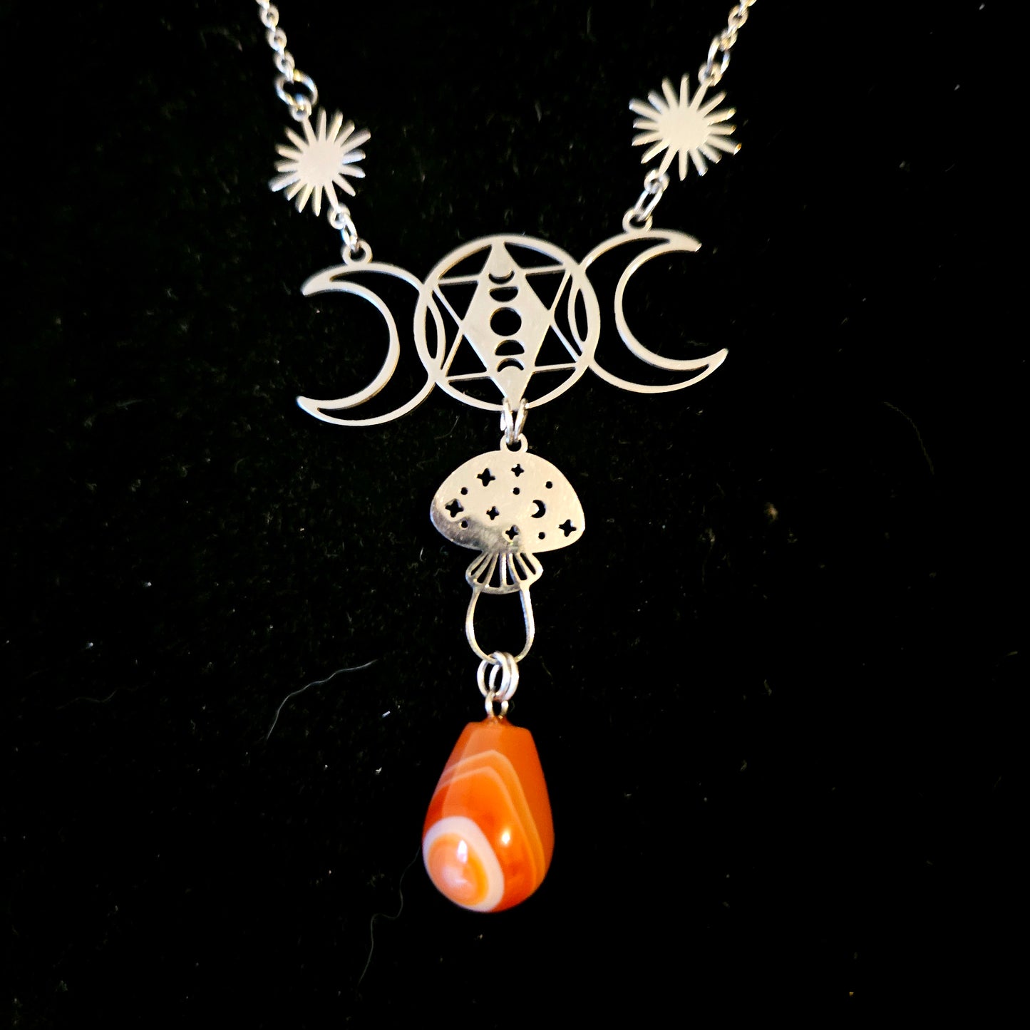 Ellyllon - Collier univers Wicca - féérique acier inoxydable, triple lune, étoiles, champignons et pierres de cornaline - Les Rouages du Temps