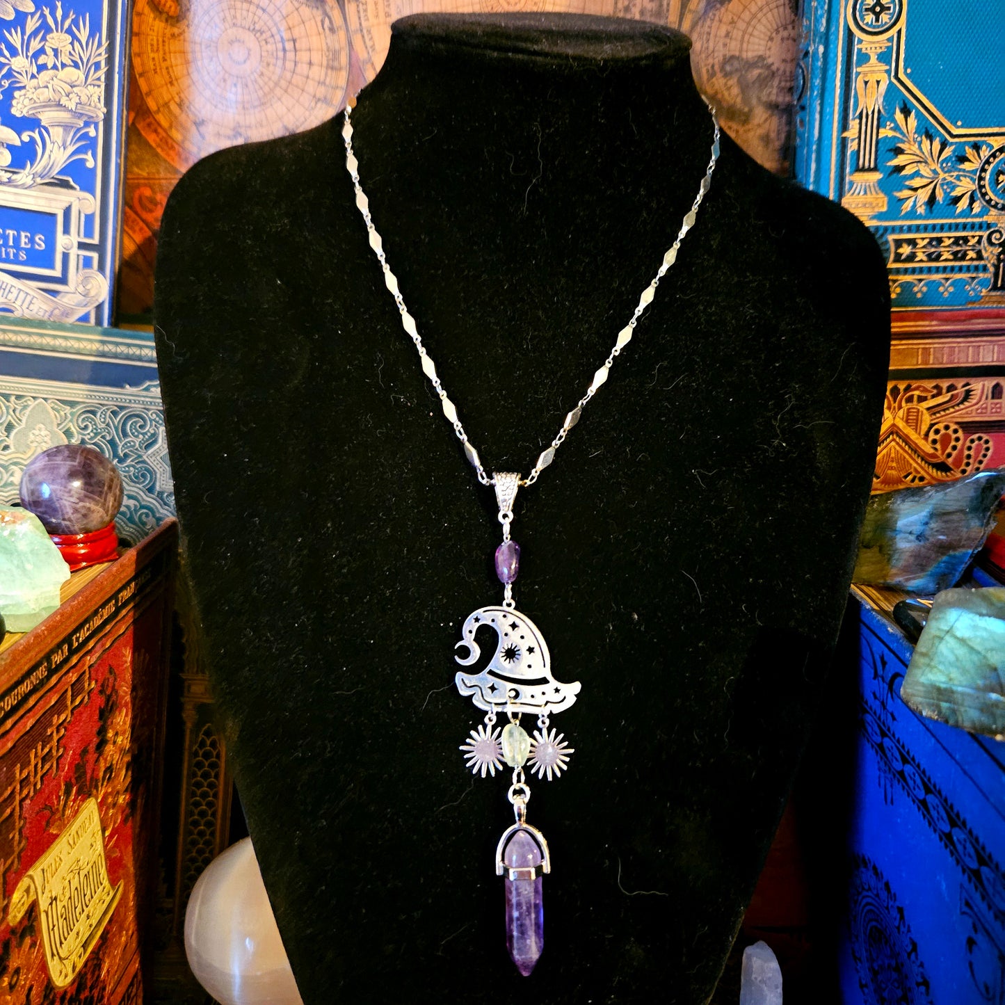 Hermione - Collier Wicca - sorcellerie acier inoxydable chapeau de sorcière, étoiles, pierres d'améthyste, phrénite et fluorite - Les Rouages du Temps