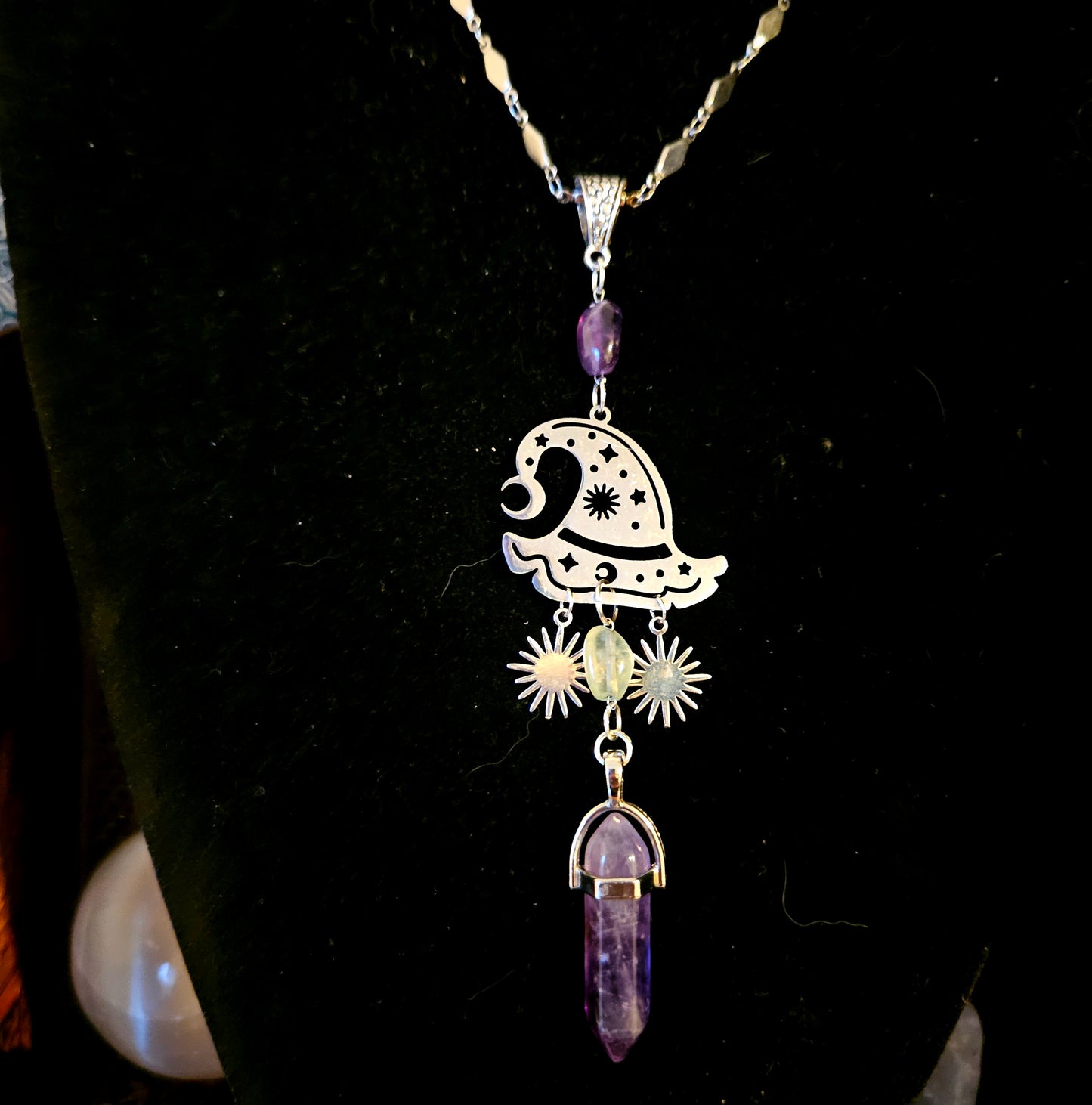 Hermione - Collier Wicca - sorcellerie acier inoxydable chapeau de sorcière, étoiles, pierres d'améthyste, phrénite et fluorite - Les Rouages du Temps