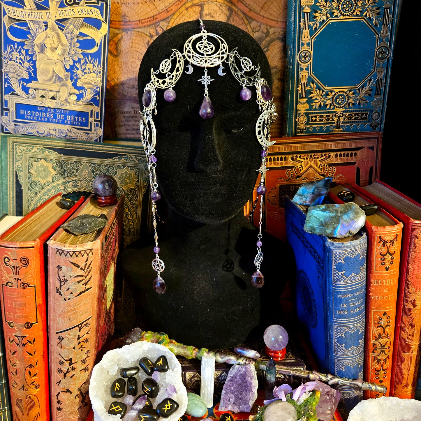 Hécate - tiare Wicca - sorcière - ésotérisme, argentée, lunes et pentagrammes, pierres d'améthyste - Les Rouages du Temps