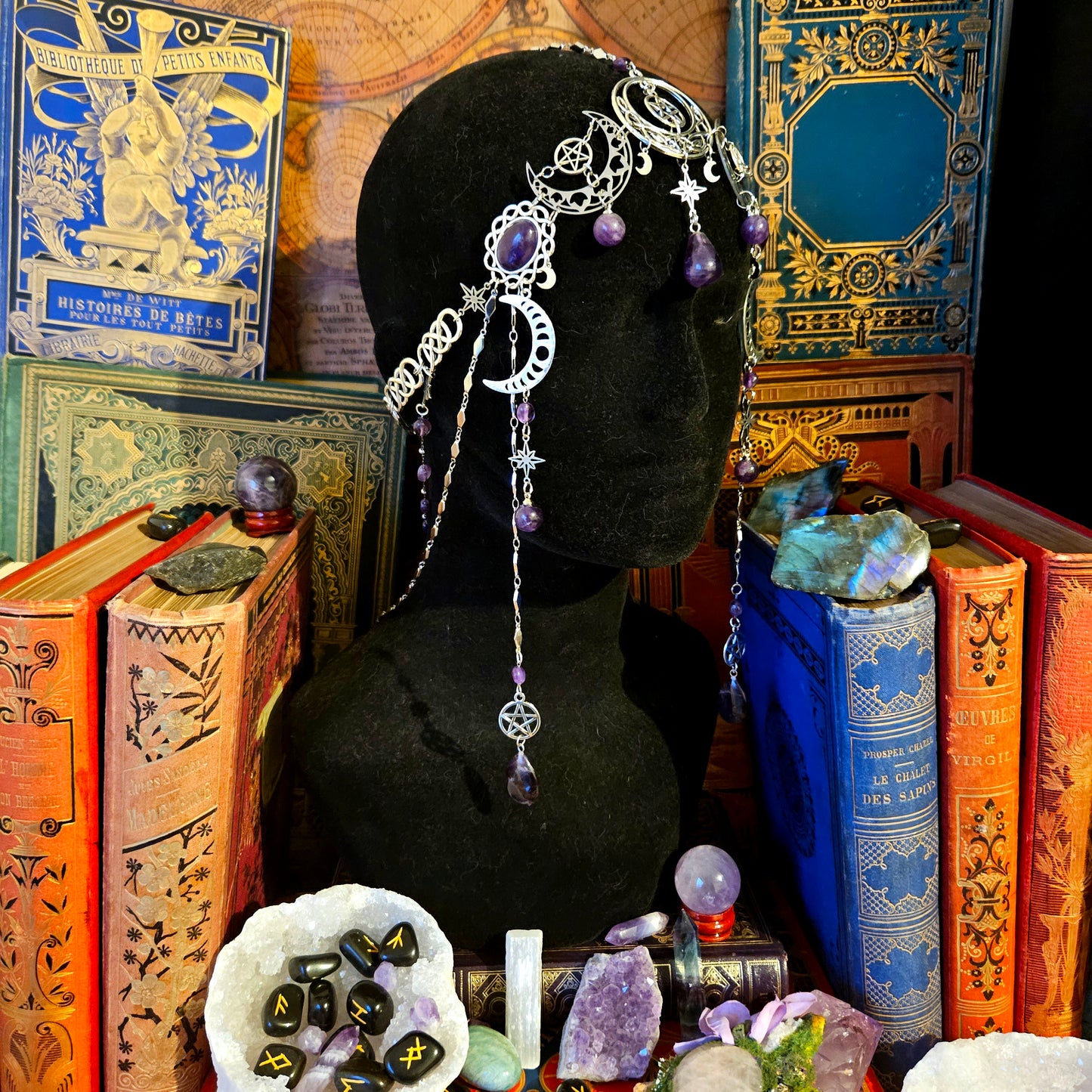 Hécate - tiare Wicca - sorcière - ésotérisme, argentée, lunes et pentagrammes, pierres d'améthyste - Les Rouages du Temps