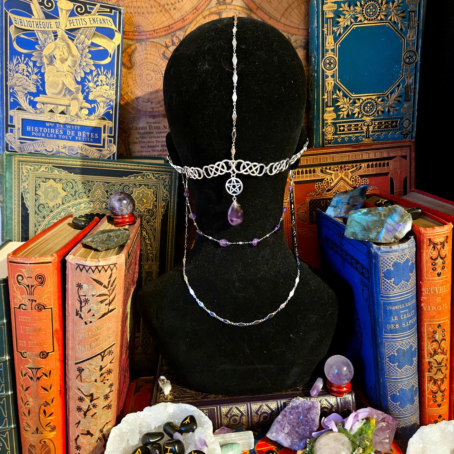 Hécate - tiare Wicca - sorcière - ésotérisme, argentée, lunes et pentagrammes, pierres d'améthyste - Les Rouages du Temps