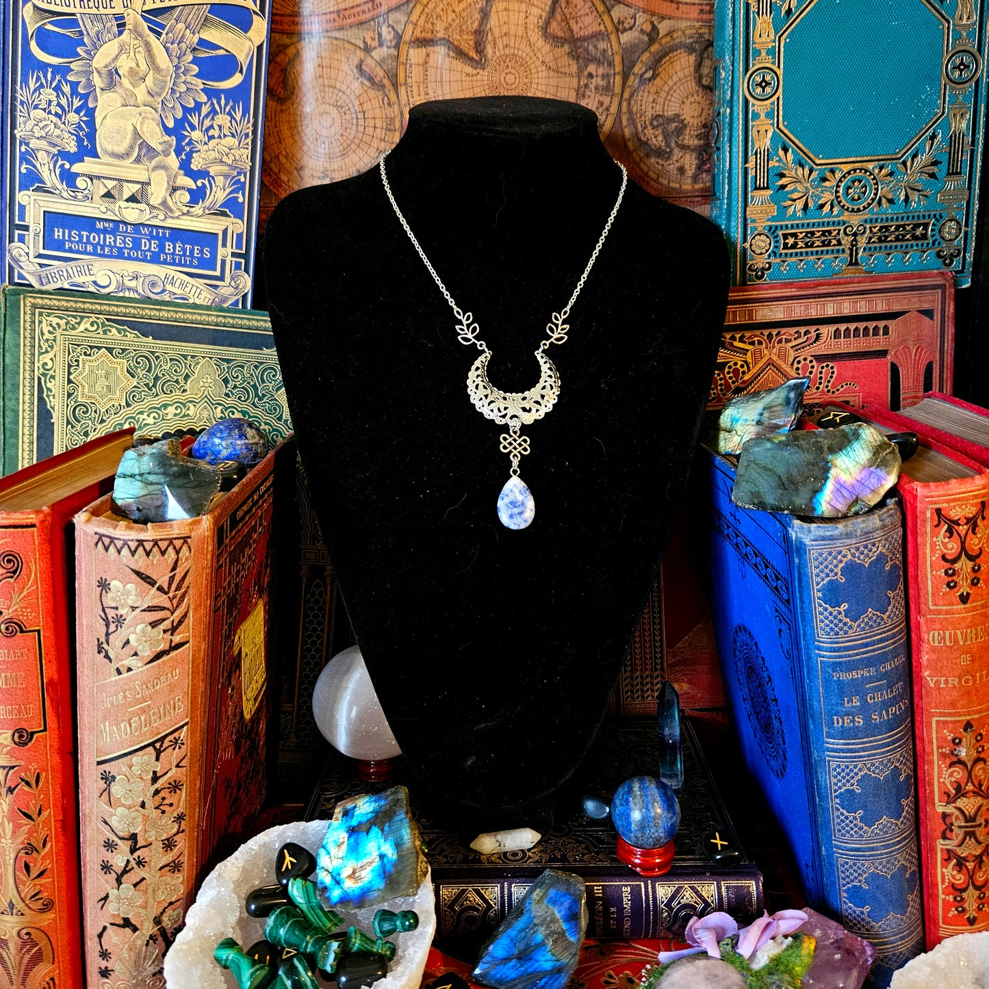 Séléné - Collier Wicca - celtique, lunes, feuilles et branches, noeufs celtiques, pierres de sodalite