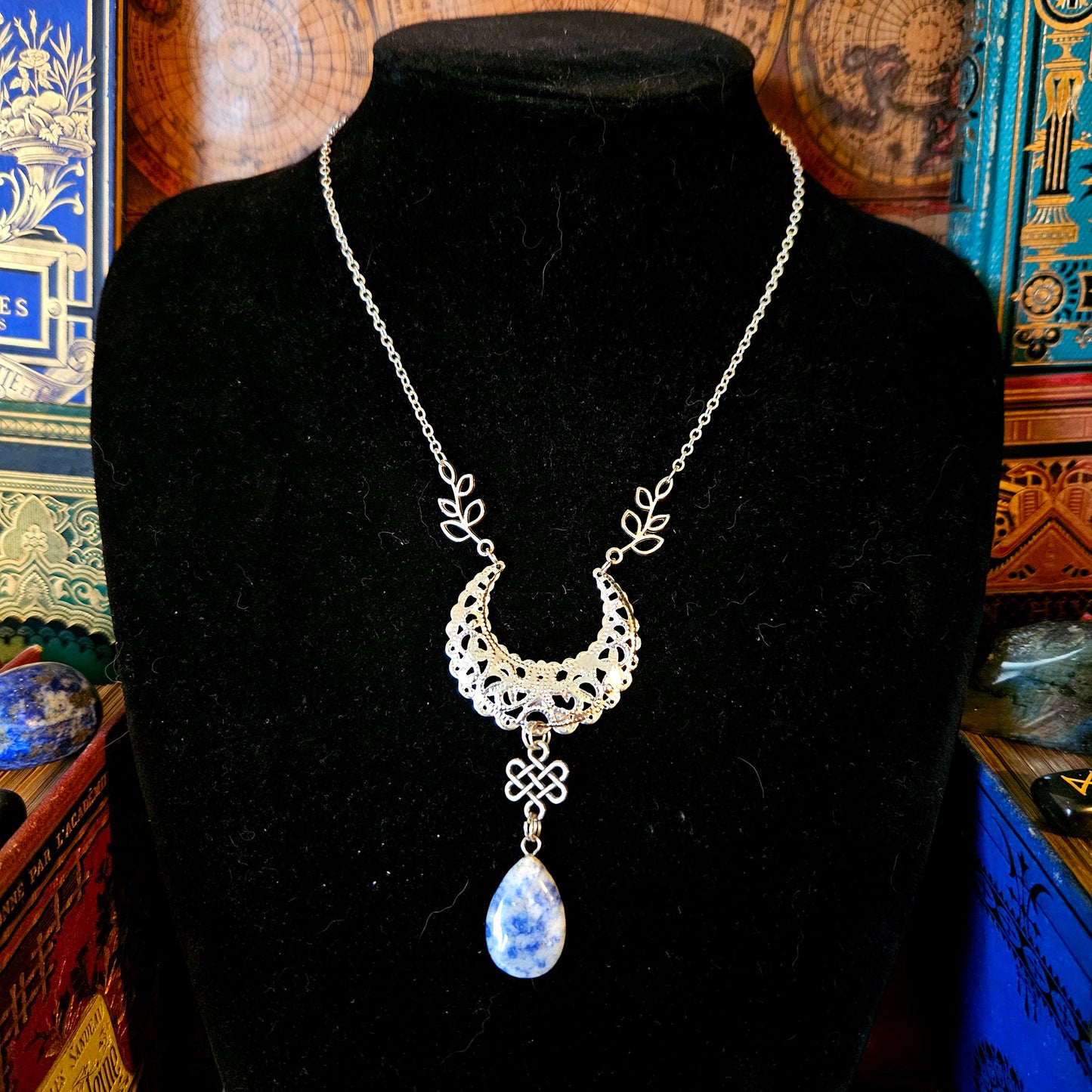 Séléné - Collier Wicca - celtique, lunes, feuilles et branches, noeufs celtiques, pierres de sodalite