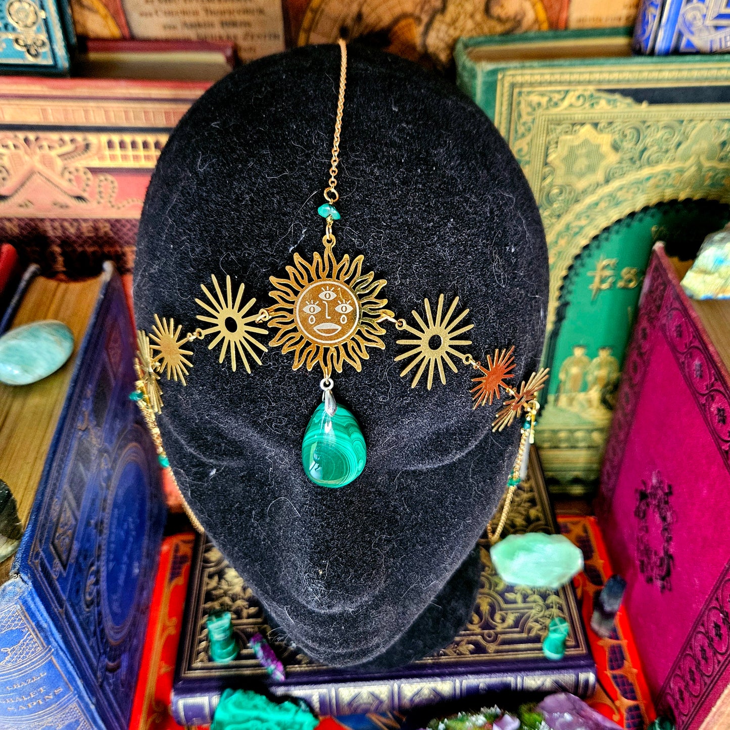 Héméra - Tiare Wicca - ésotérique, soleils et étoiles acier inoxydable et laiton, pierres de malachite - Les Rouages du Temps