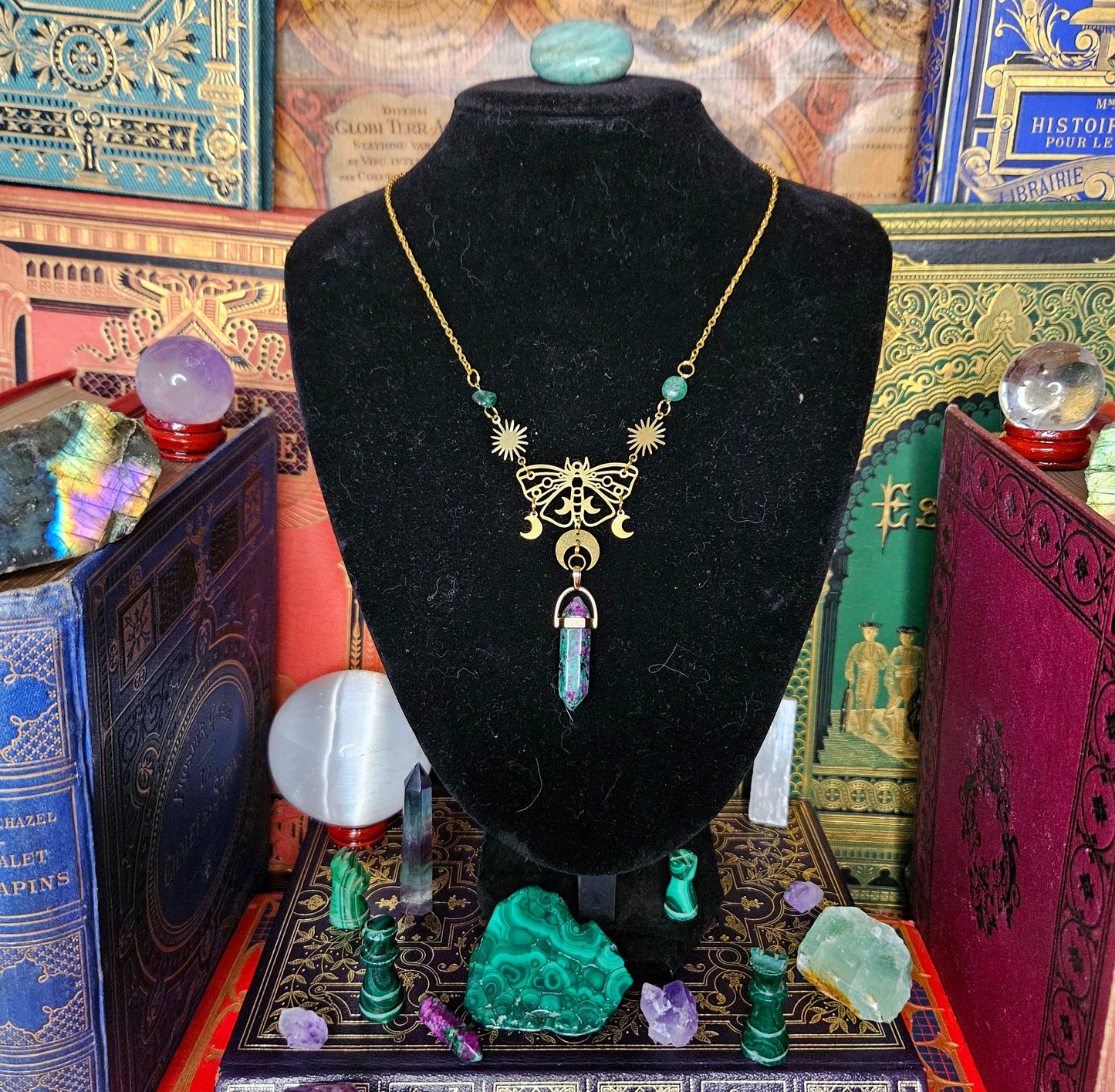 Morgane - Collier univers féérique - Wicca, laiton acier inoxydable, papillon de nuit, lunes, étoiles, pierres de rubis zoïsite et chrysoprase - Les Rouages du Temps